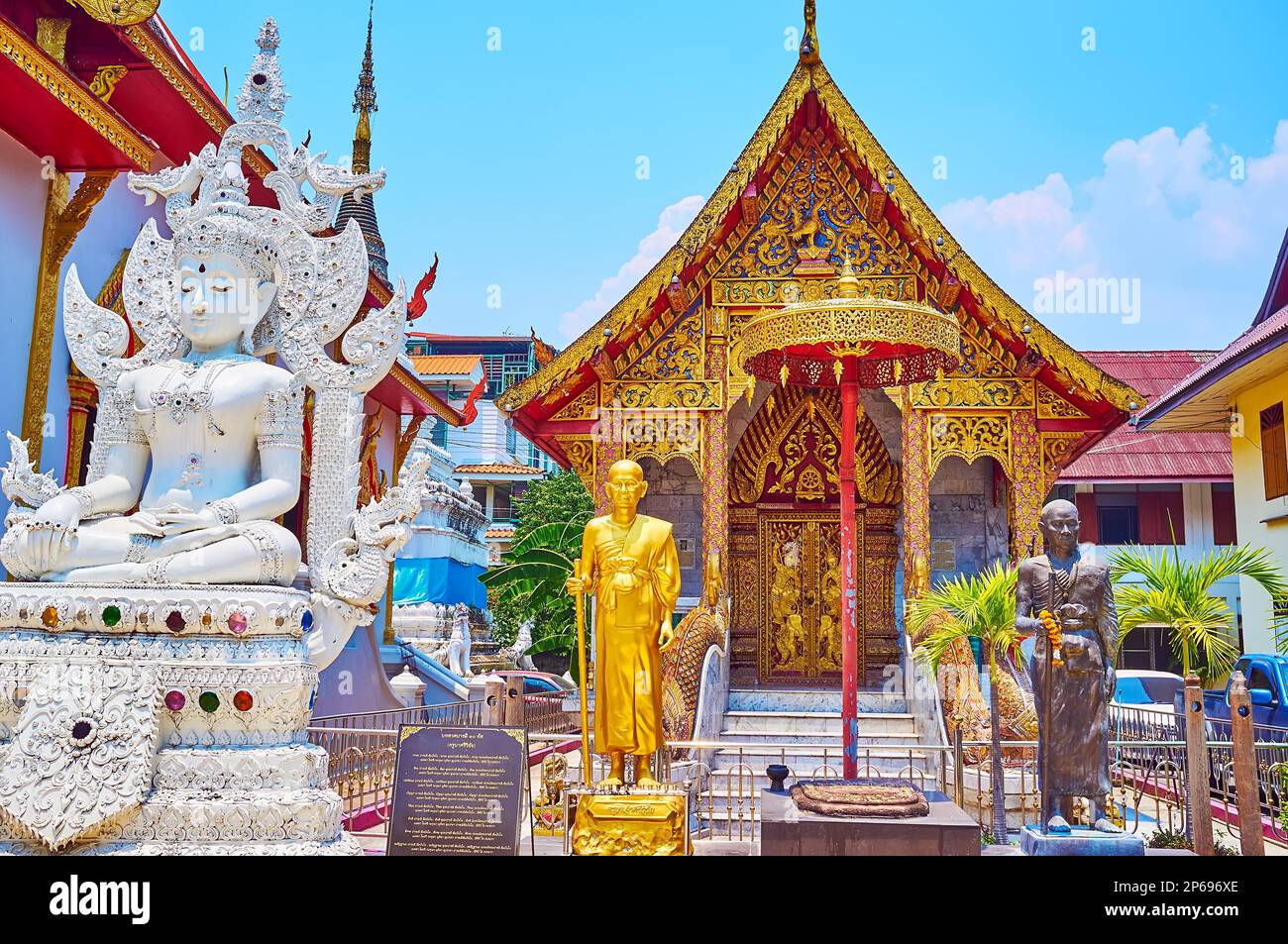 Le statue dei monaci di bhikkhu, l'immagine del Buddha stucco e l'ombrello cerimoniale di chatra davanti a Ubosot di Wat Thung Yu, Chiang mai, Thailandia Foto Stock