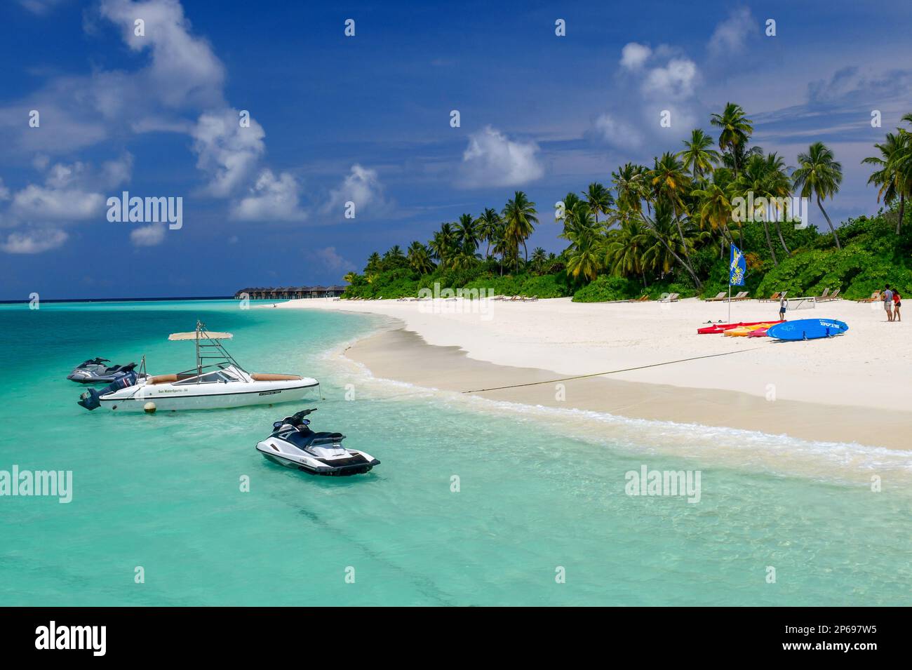 Barche usate per escursioni e sport acquatici al Sun Siyam Iru Fushi a Magoodhoo, Maldive Foto Stock