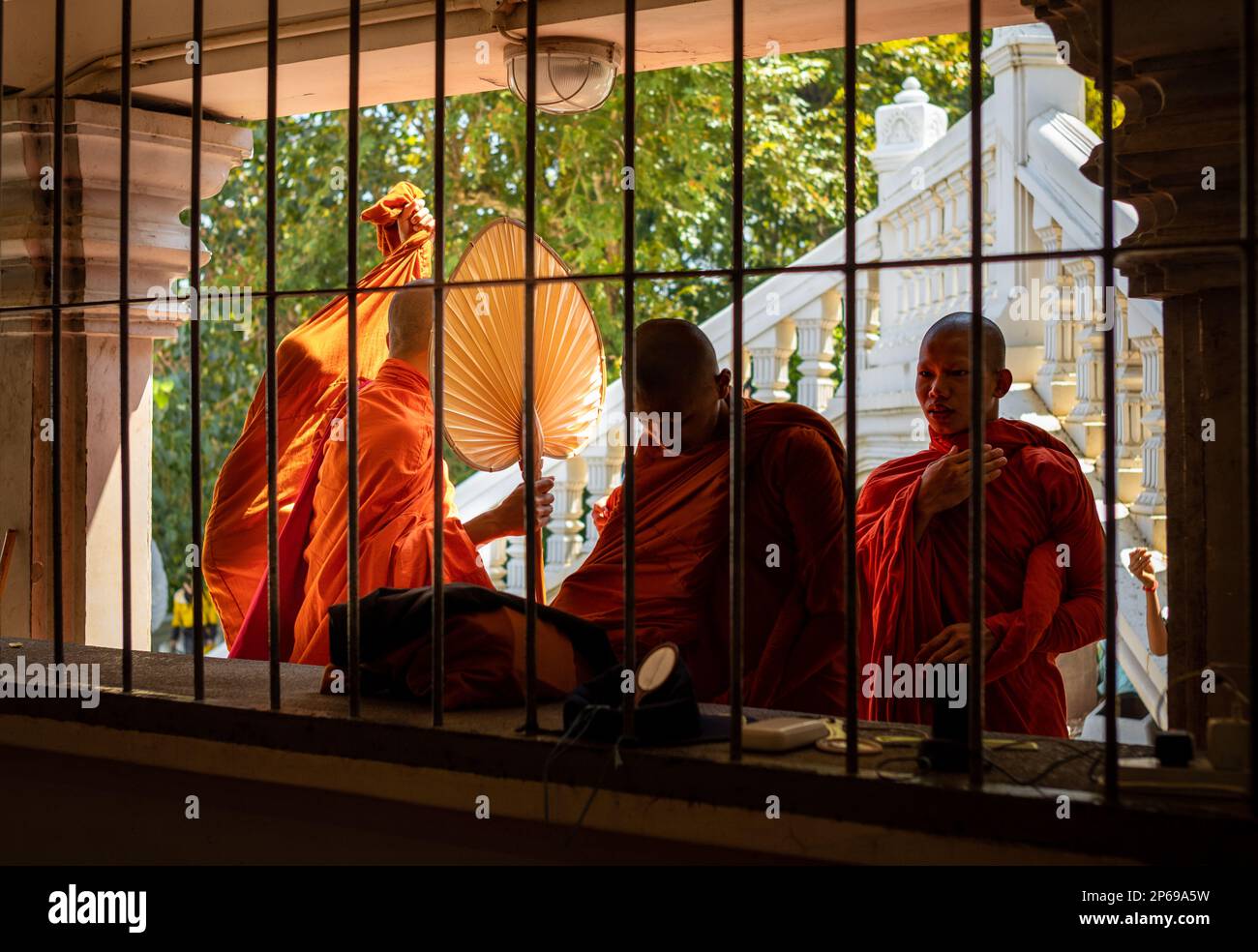 Monaci buddisti al tempio di Oudong nella provincia di Kandal vicino a Phnom Penh, Cambogia. Foto Stock