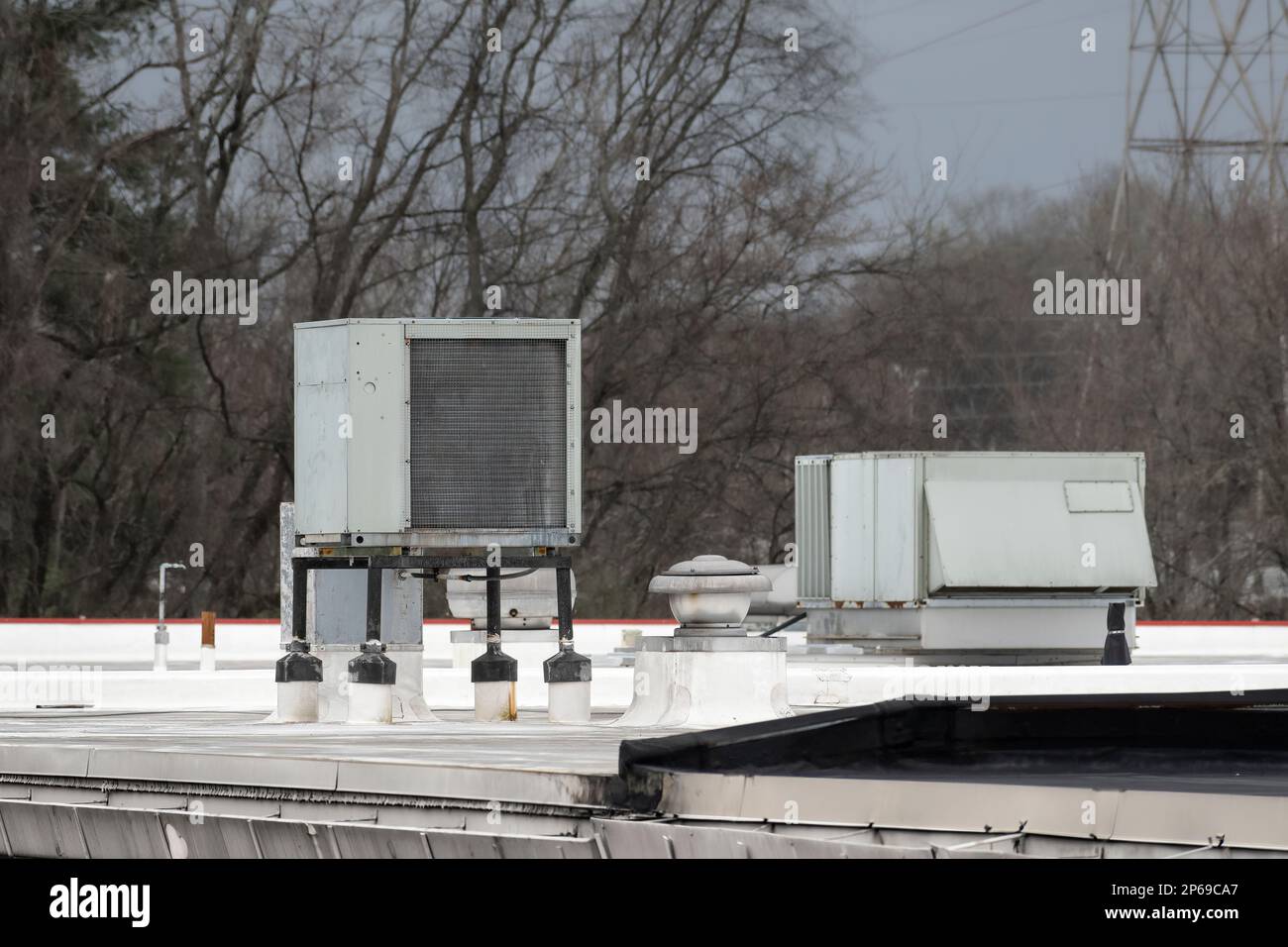 Immagine orizzontale di un vecchio impianto di climatizzazione della drogheria sul tetto che necessita di sostituzione. Foto Stock