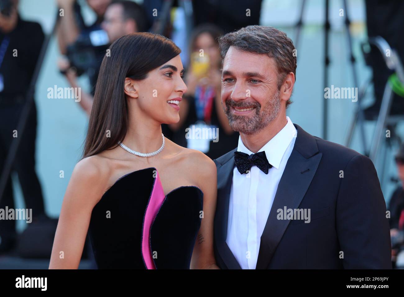 Raul Bova Rocío Muñoz Morales red carpet 79ª edizione della Mostra internazionale d'arte cinematografica 2022 Foto Stock