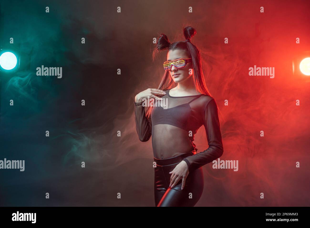 Ritratto di una bella donna cyber model che indossa occhiali a LED sulla testa con luce al neon in un ambiente tecnologico virtuale Foto Stock
