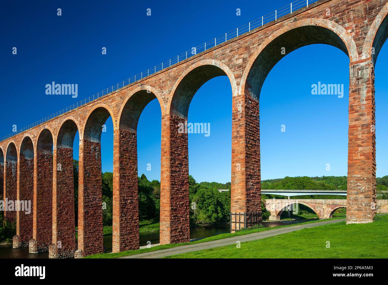 Vista diurna estiva del Viadotto Leaderfoot sul fiume Tweed vicino a Melrose ai confini scozzesi in Scozia, Regno Unito Foto Stock