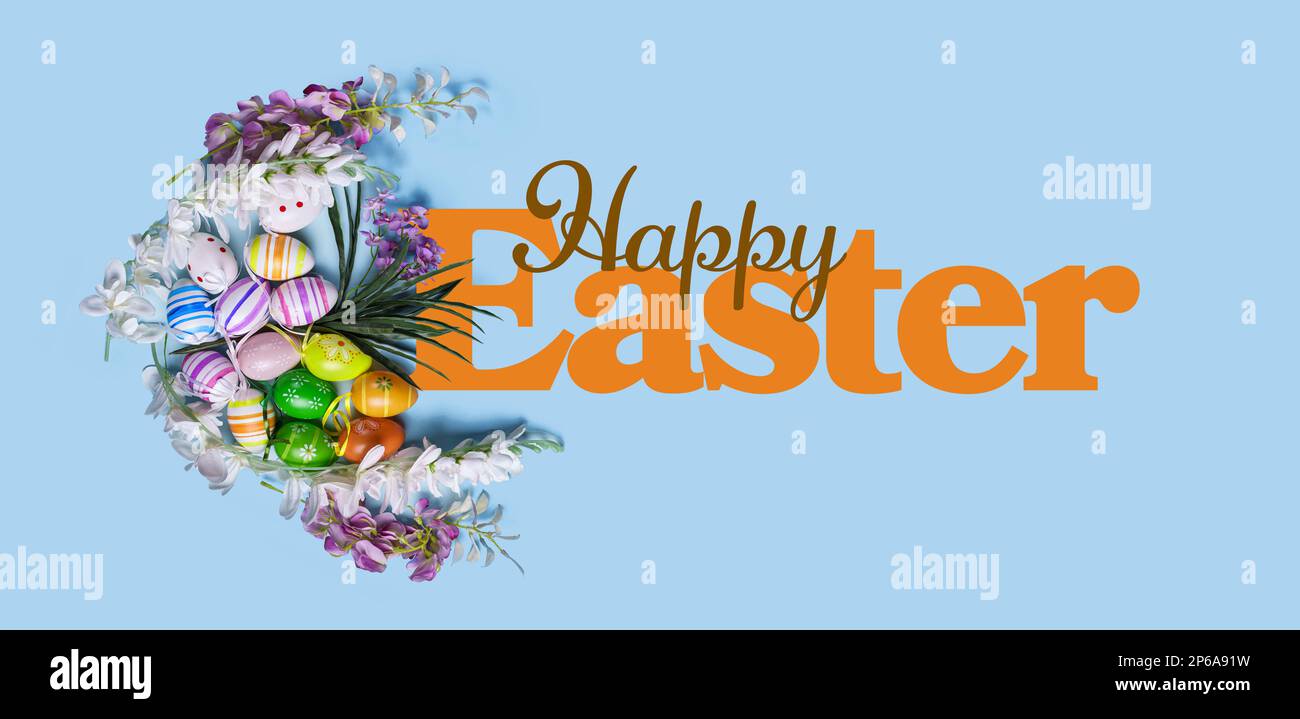 Scheda orizzontale con sfondo blu pastello con decorazioni floreali e a forma di uovo e le parole "buona Pasqua". Per i saluti di Pasqua, i social media ba Foto Stock