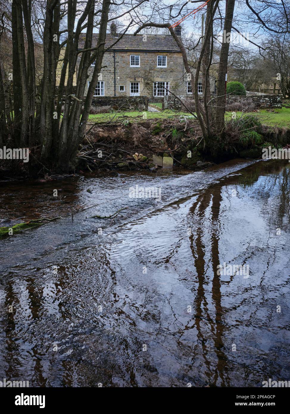 Guado sopra il fiume Burn ai piedi di Gollinglith. Colsterdale, Masham, North Yorkshire Foto Stock