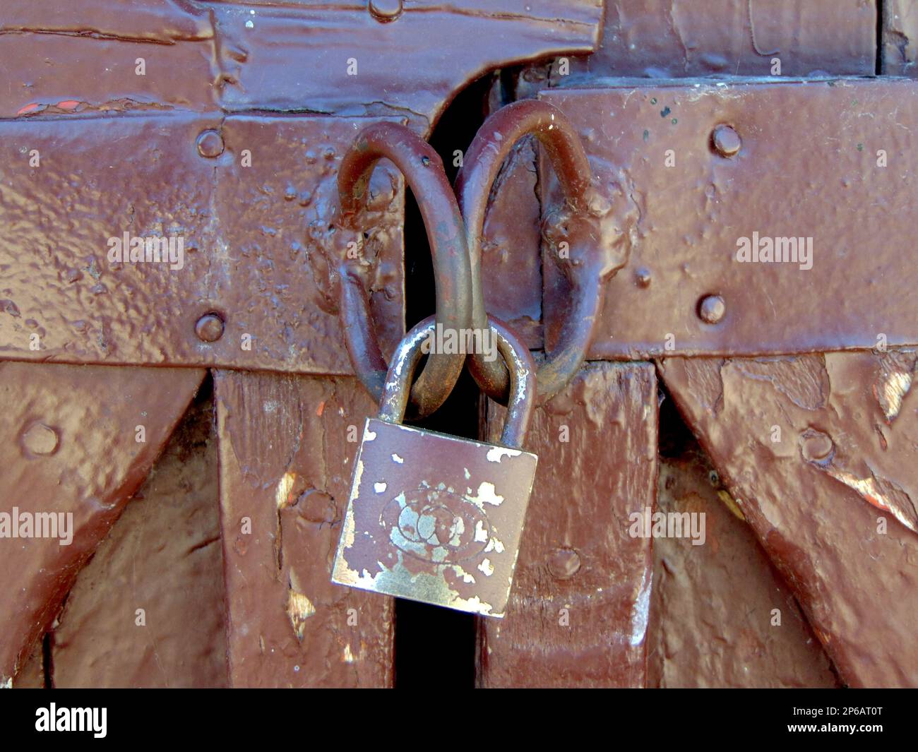 Vecchio lucchetto sulla porta di legno Foto Stock