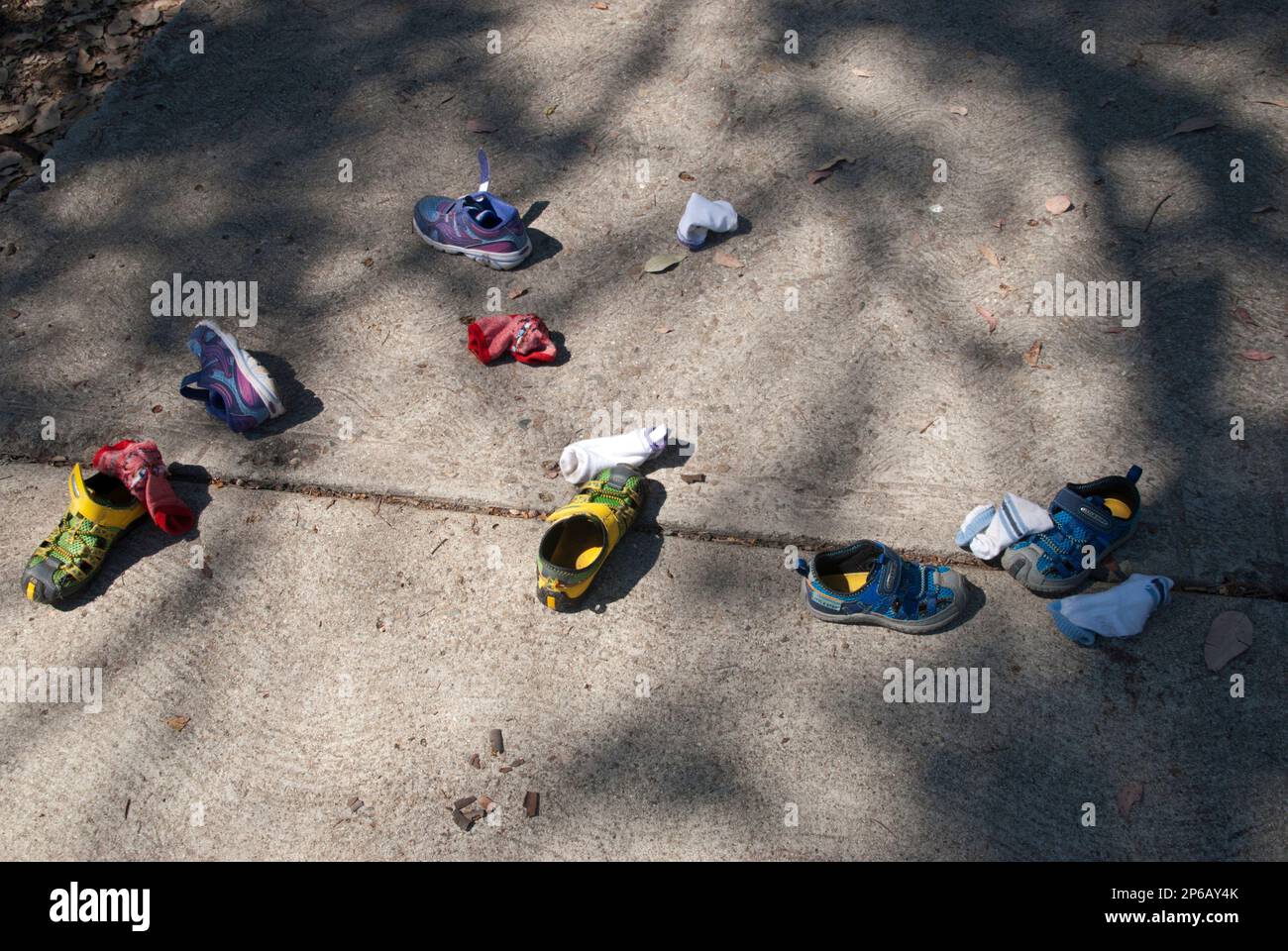 Scarpe e calzini per bambini sparsi Foto Stock