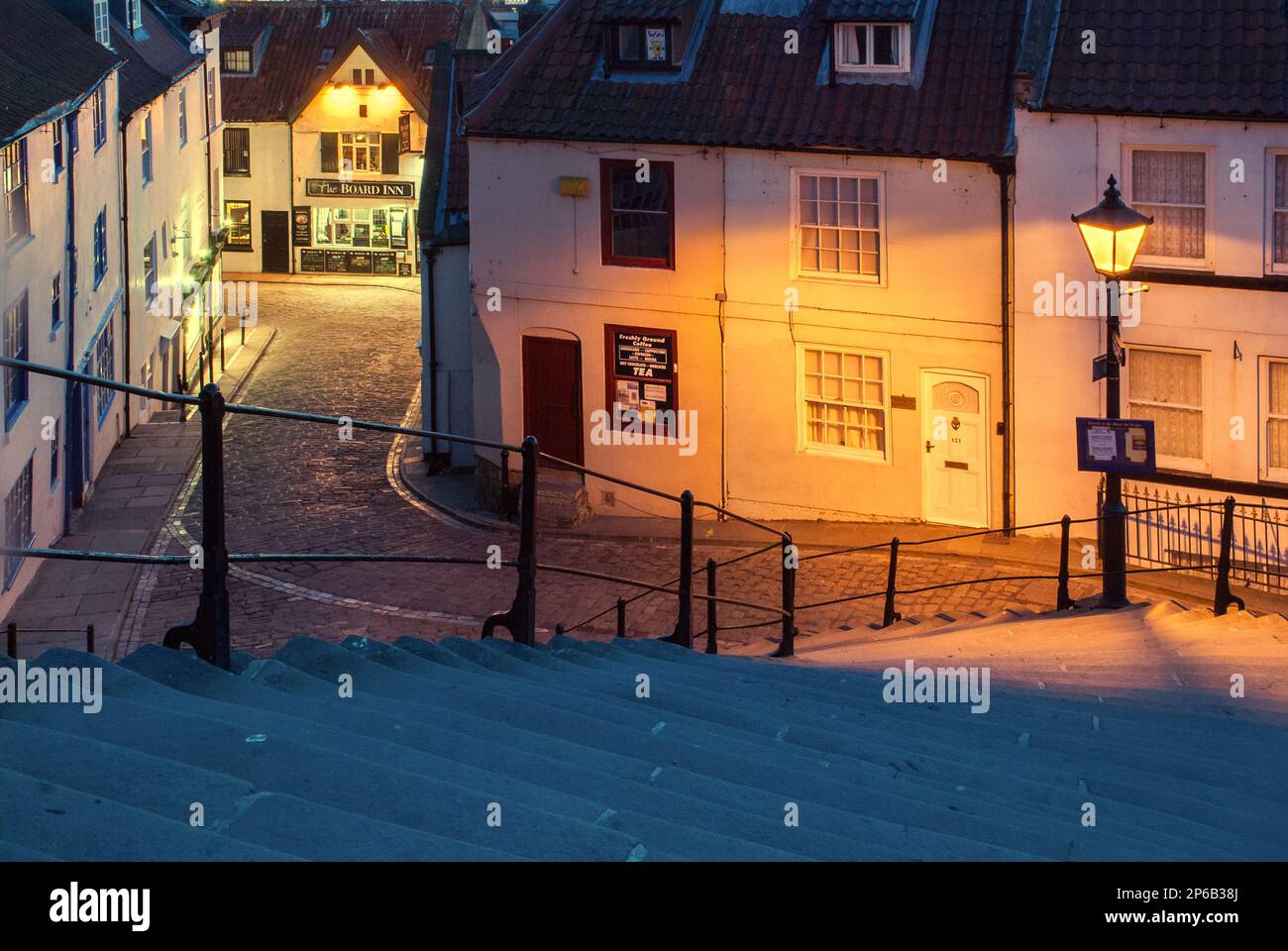 La luce del giorno inizia a svanire a Whitby, Yorkshire, Regno Unito Foto Stock