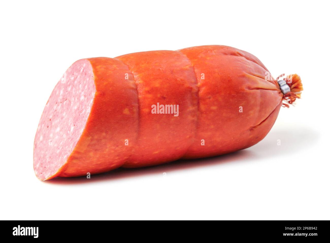 Pezzo di salsiccia affumicata bollita primo piano isolato su bianco Foto Stock