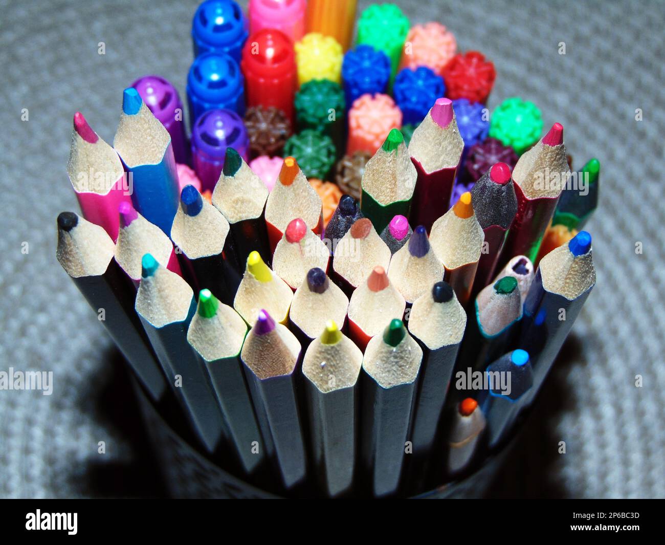 matite colorate e pastelli da vicino Foto Stock