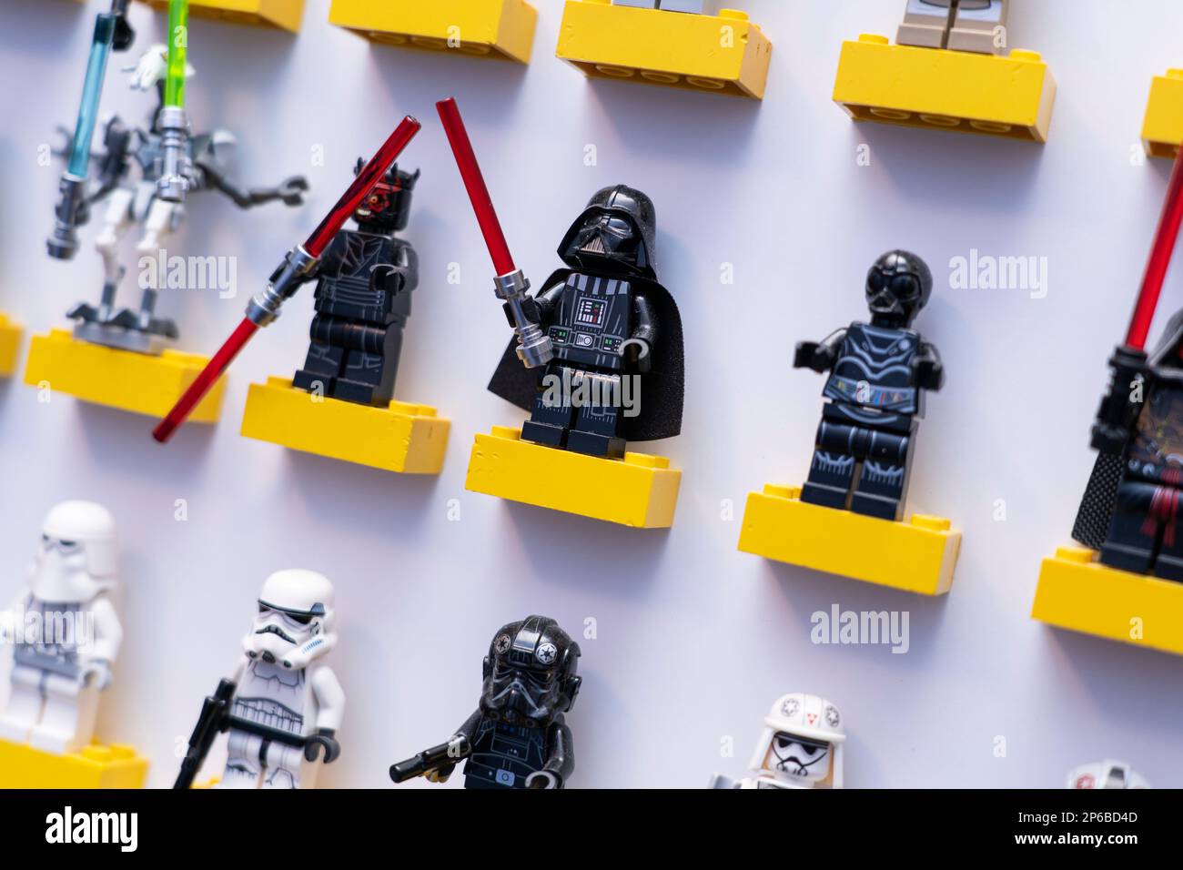 Darth Vader e Darth Maul dell'Impero Galattico e Sith Star Wars lego figure in piedi su mattoni di lego in una cornice montata a parete. REGNO UNITO Foto Stock