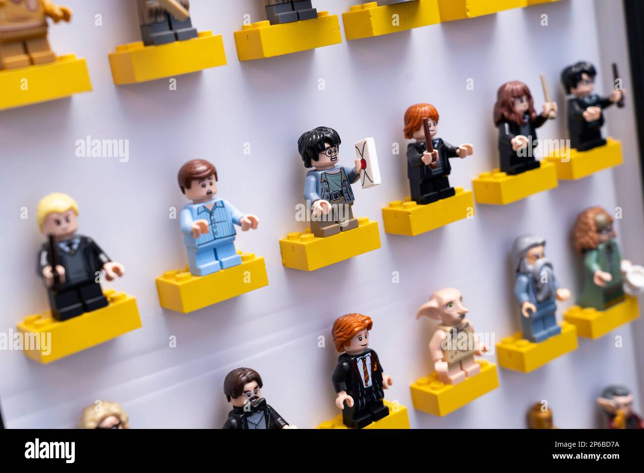 Personaggi del lego a tema Harry Potter e personaggi della serie del mondo dei maghi del lego che si erettano su mattoni di lego in una cornice da quadro montata a parete. REGNO UNITO Foto Stock
