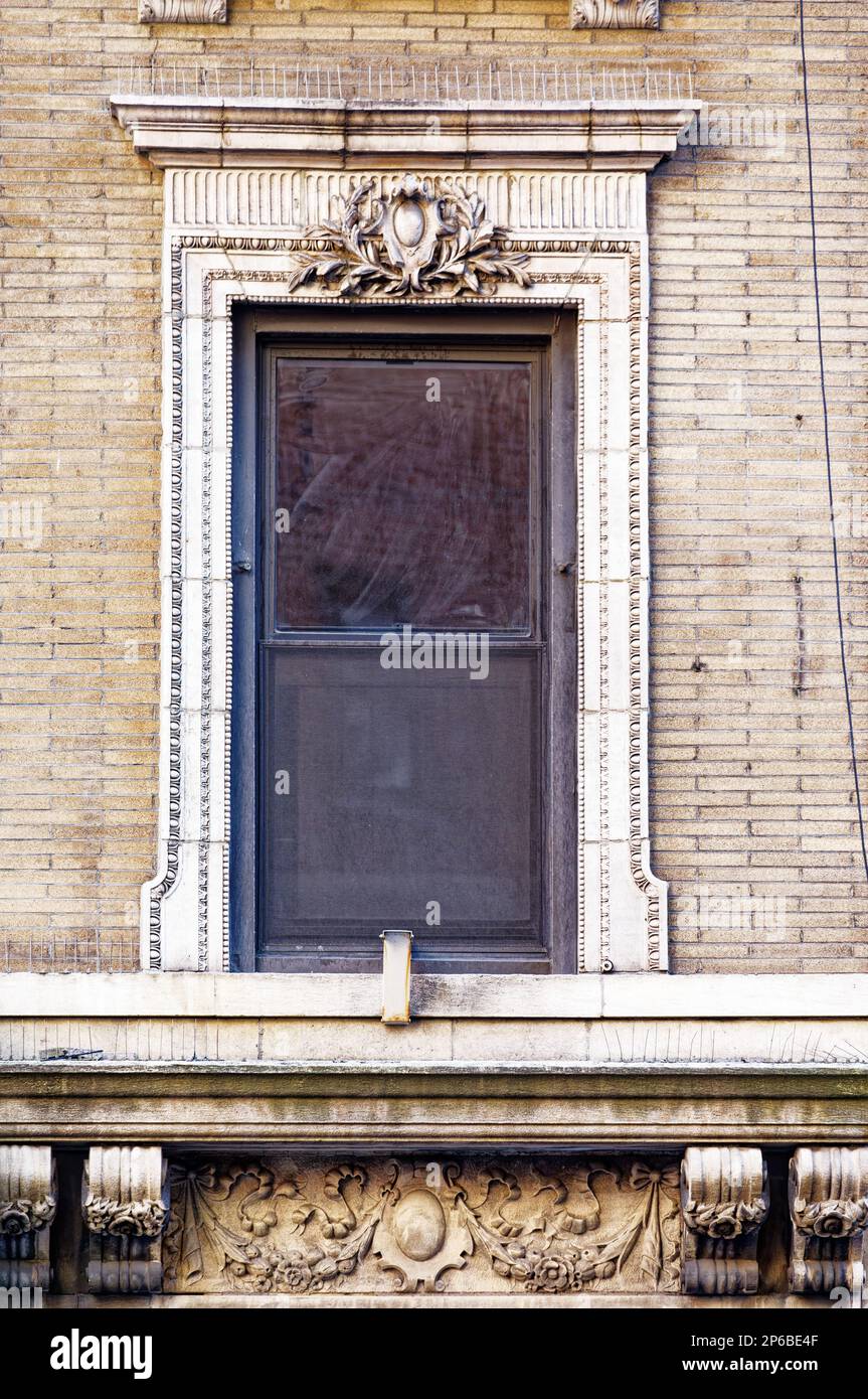 La terra cotta bianca decora le caratteristiche di questo edificio di media altezza con rivestimento in mattoni romani, nel quartiere Murray Hill di Manhattan. Foto Stock