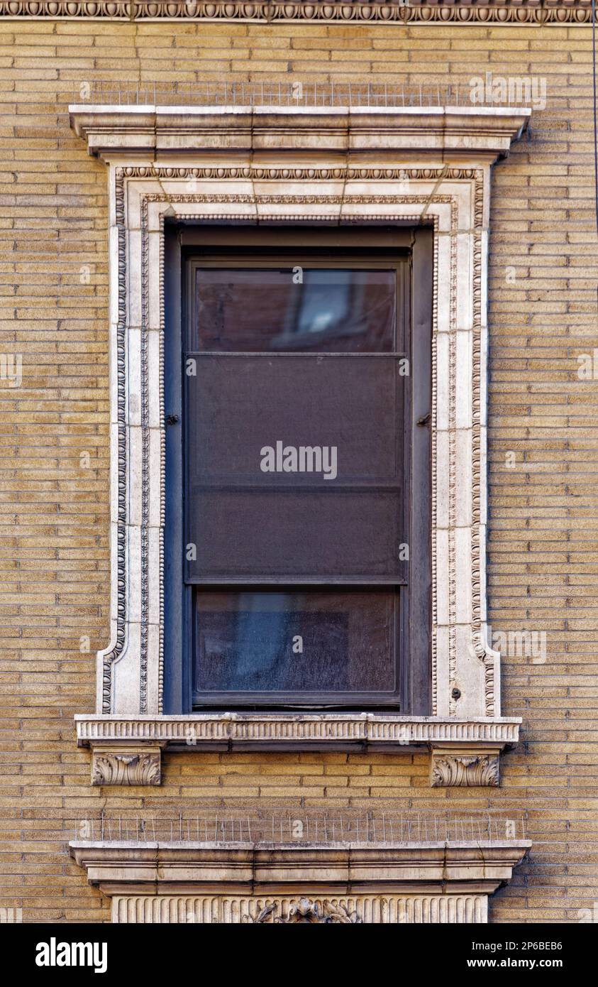 La terra cotta bianca decora le caratteristiche di questo edificio di media altezza con rivestimento in mattoni romani, nel quartiere Murray Hill di Manhattan. Foto Stock