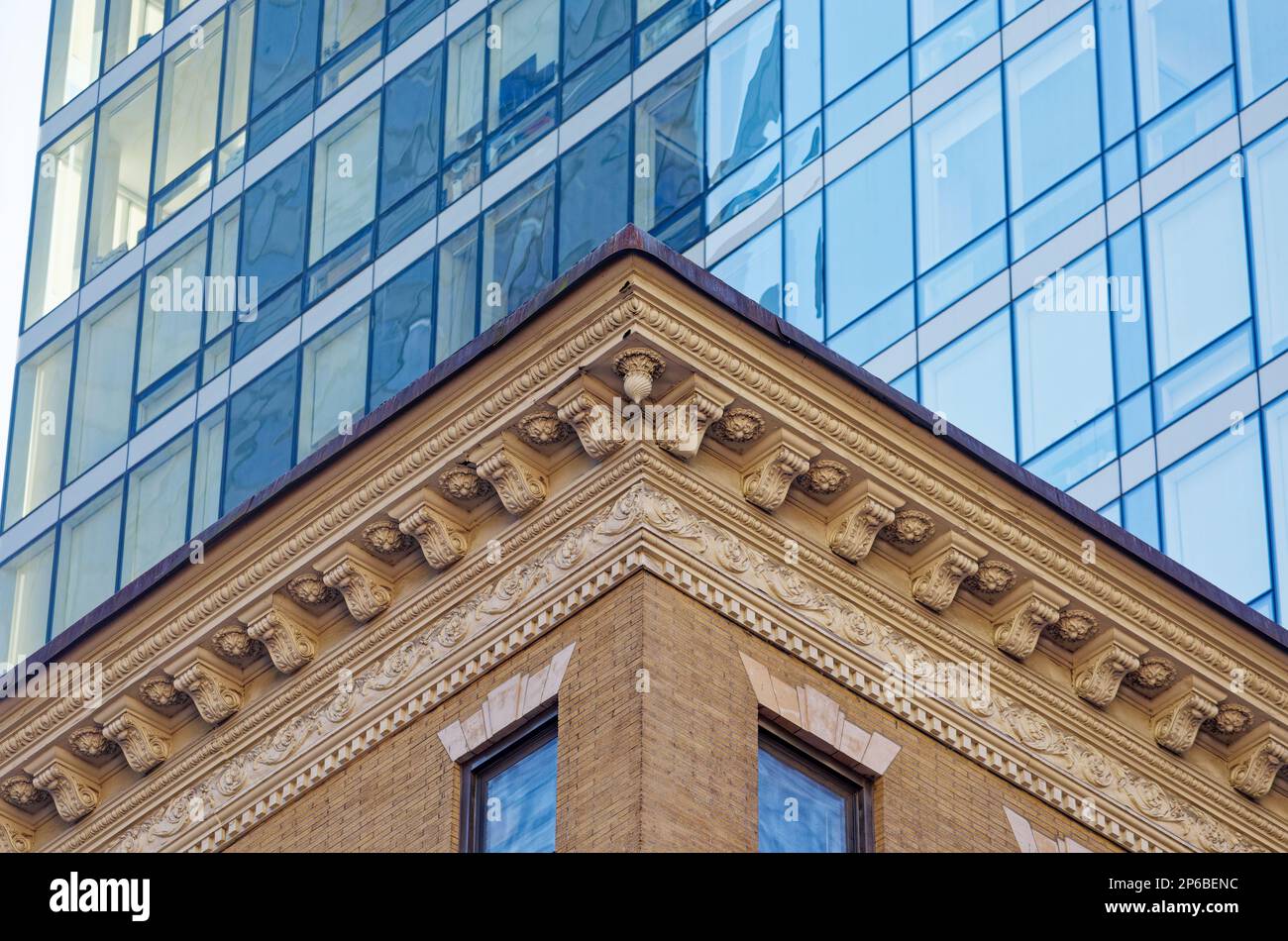 La terra cotta bianca decora le caratteristiche di questo edificio di media altezza con rivestimento in mattoni romani, nel quartiere Murray Hill di Manhattan. Foto Stock