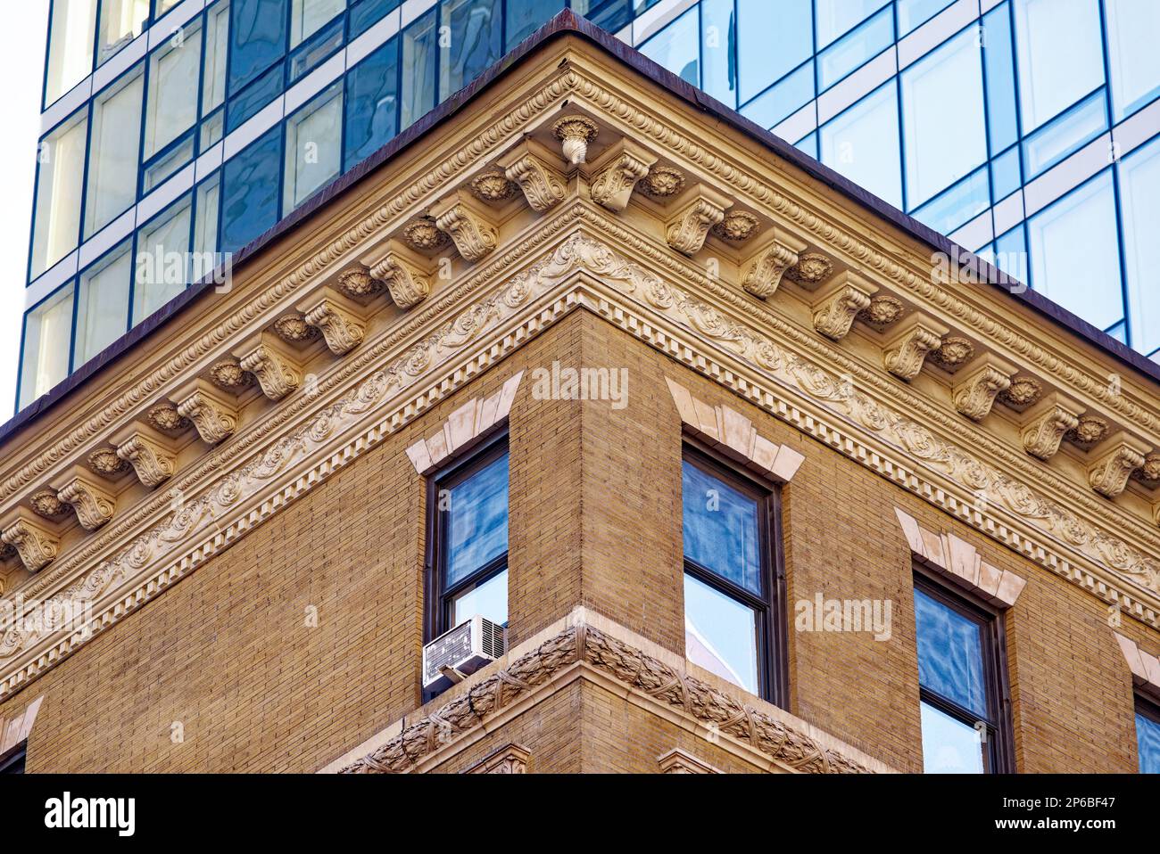 La terra cotta bianca decora le caratteristiche di questo edificio di media altezza con rivestimento in mattoni romani, nel quartiere Murray Hill di Manhattan. Foto Stock