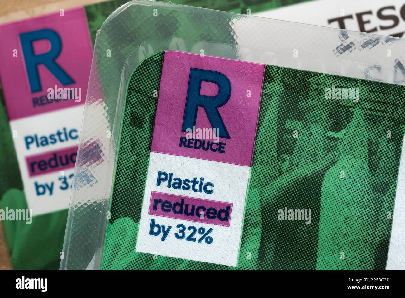 Gli imballaggi di salame di marca Tesco pubblicizzano meno plastica utilizzata nella fabbricazione. REGNO UNITO. Concetto: Imballaggi in plastica, rifiuti in plastica, imballaggi per rifiuti Foto Stock