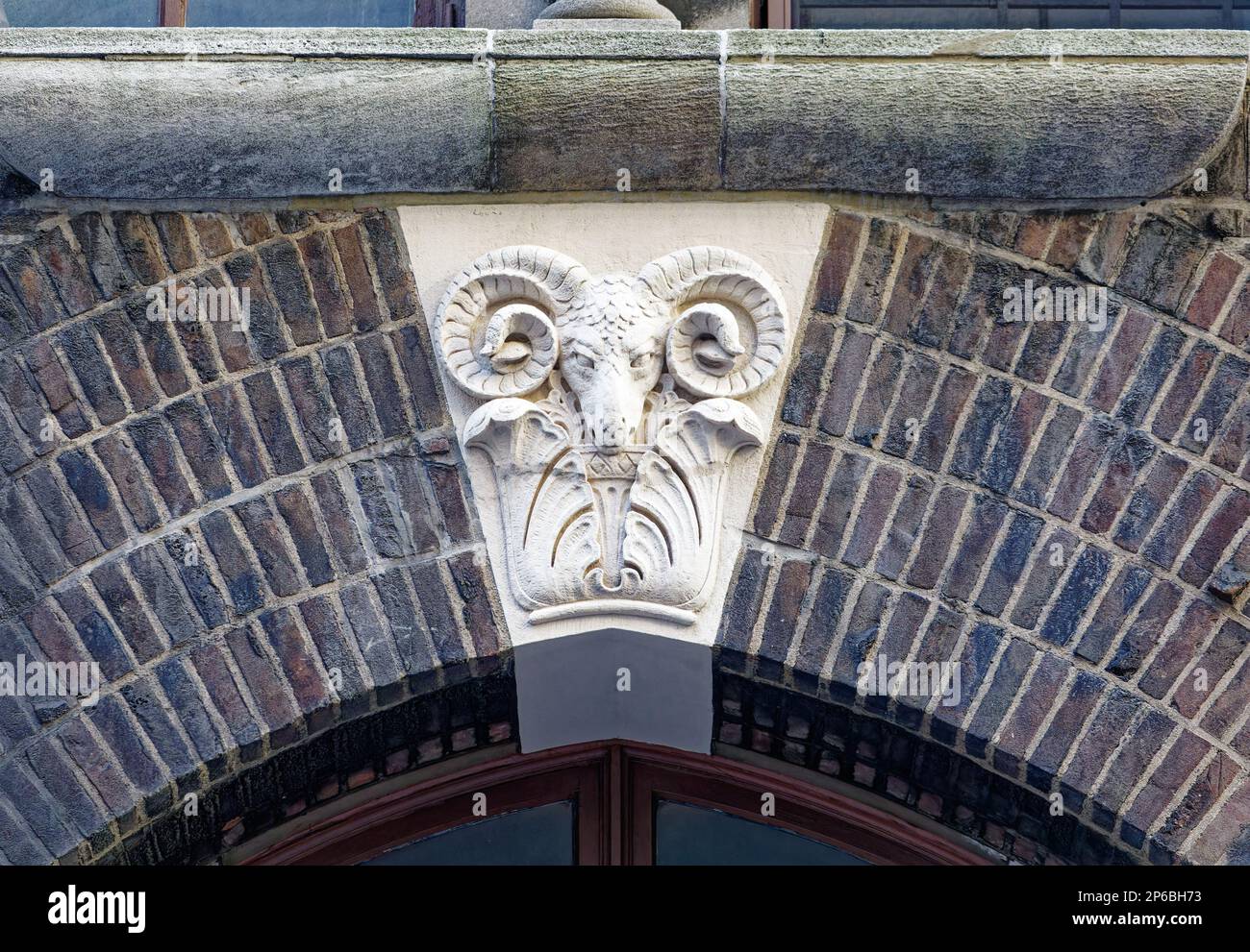 Decorazione terra cotta sulla 124 East 40th Street/350 Lexington Avenue, un alto edificio residenziale in mattoni nel quartiere Murray Hill di Manhattan. Foto Stock