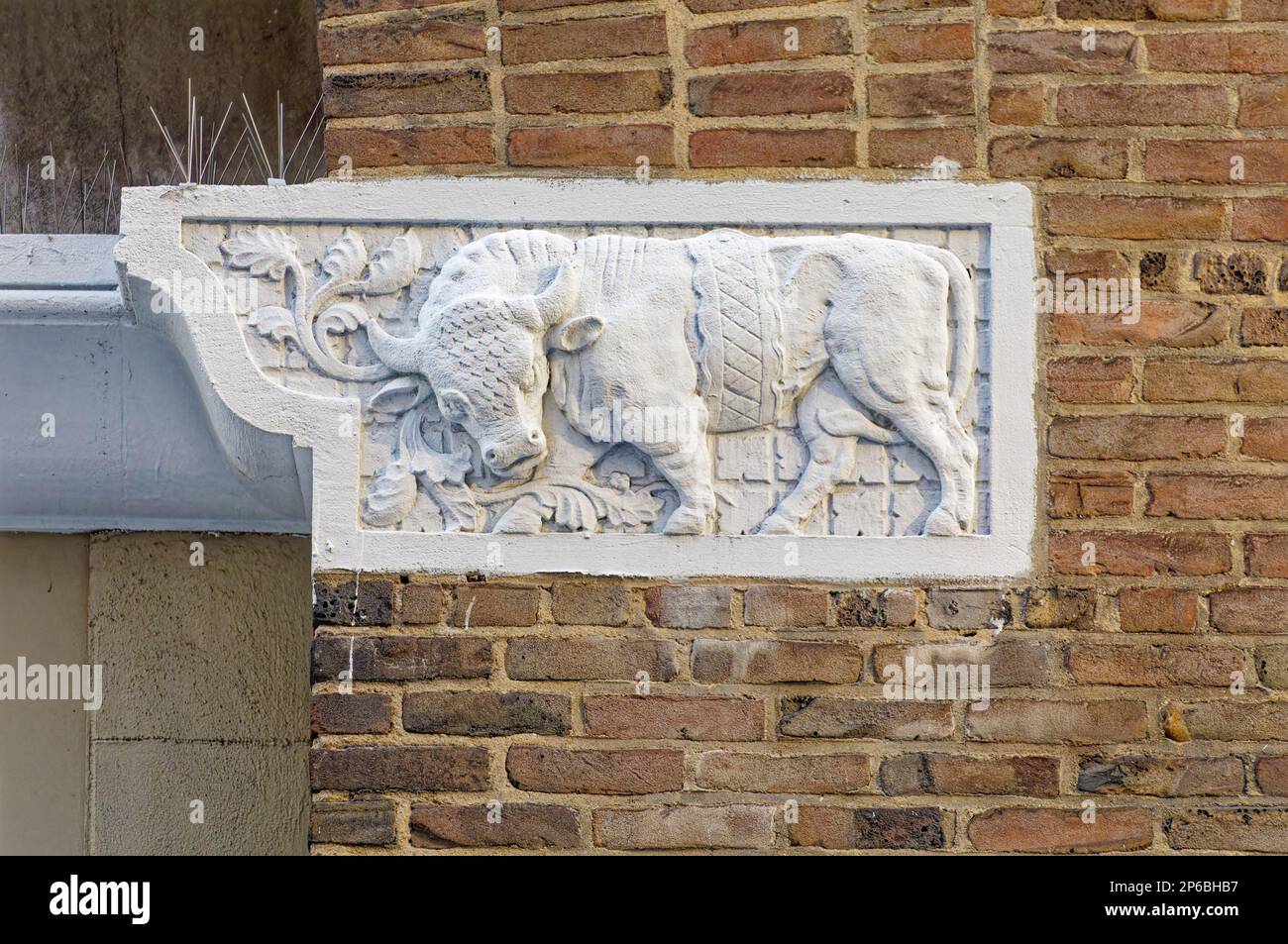 Decorazione terra cotta sulla 124 East 40th Street/350 Lexington Avenue, un alto edificio residenziale in mattoni nel quartiere Murray Hill di Manhattan. Foto Stock