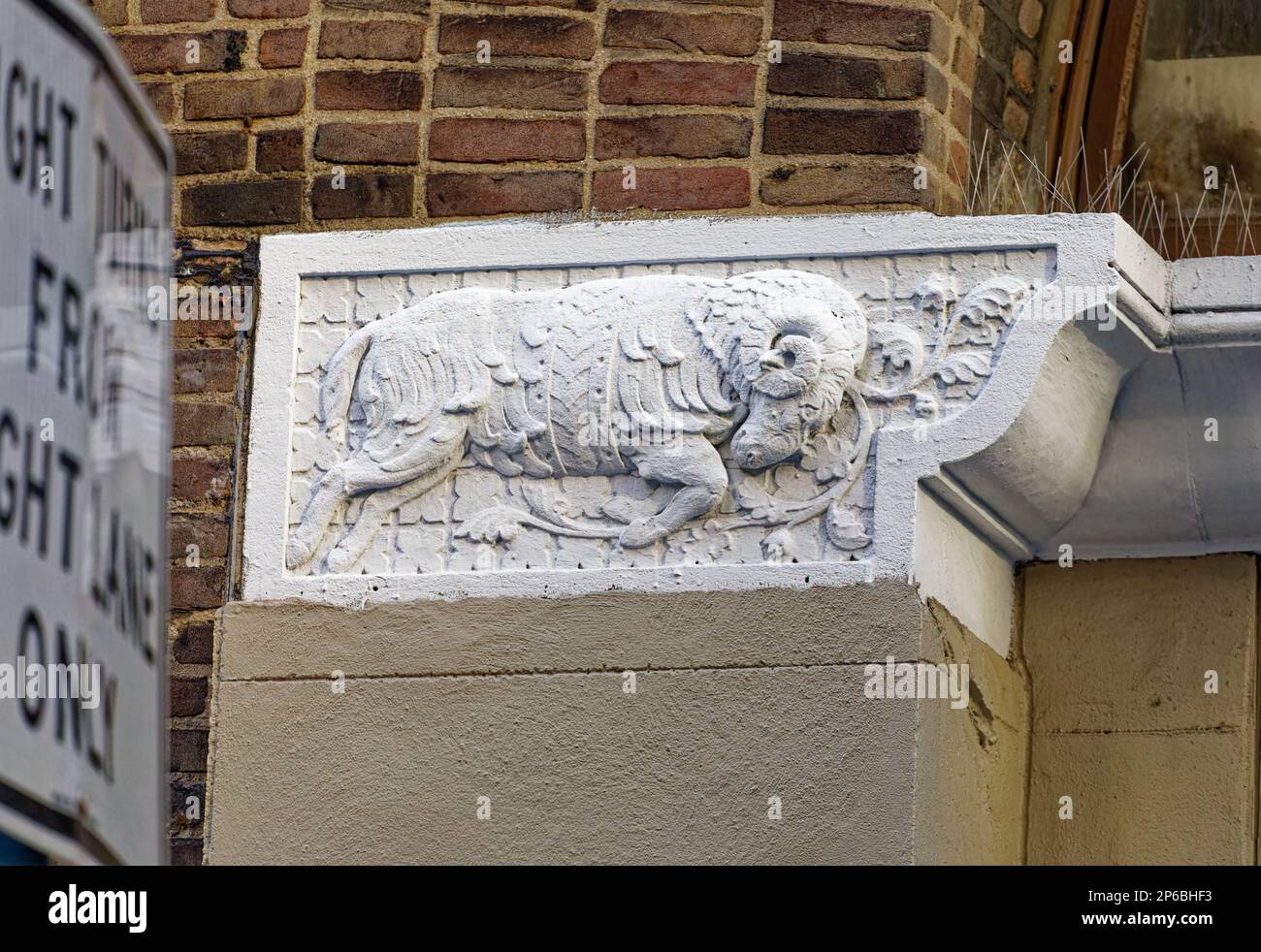 Decorazione terra cotta sulla 124 East 40th Street/350 Lexington Avenue, un alto edificio residenziale in mattoni nel quartiere Murray Hill di Manhattan. Foto Stock