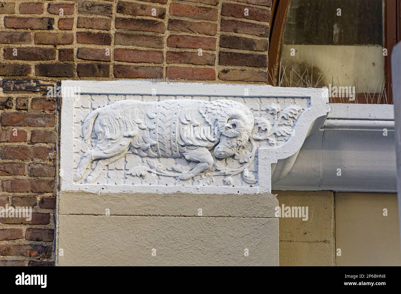 Decorazione terra cotta sulla 124 East 40th Street/350 Lexington Avenue, un alto edificio residenziale in mattoni nel quartiere Murray Hill di Manhattan. Foto Stock