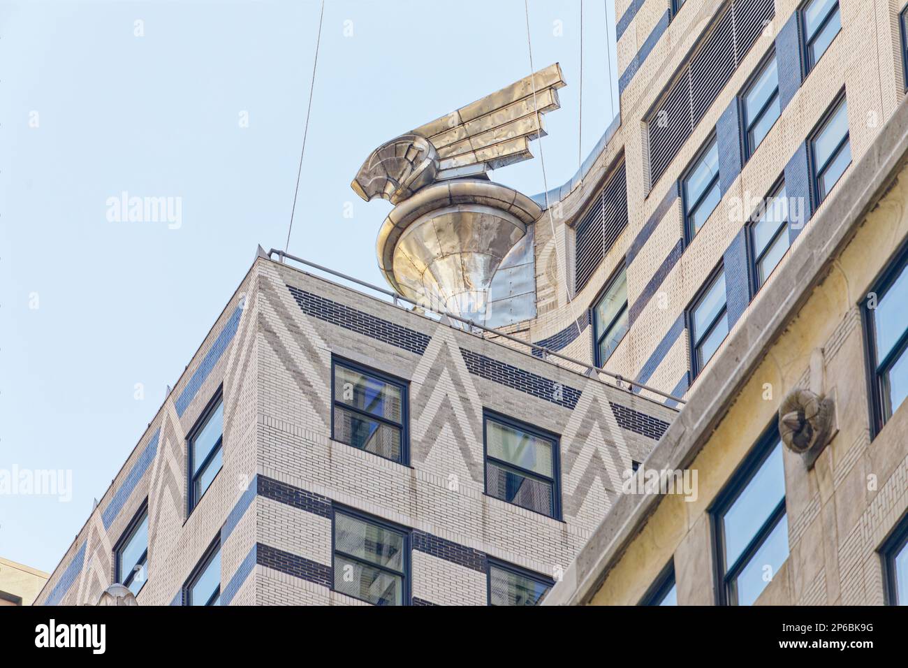 I dettagli fanno parte del Chrysler Building. Grigio, bianco e nero mattoni, finestre a filo rendono l'edificio elegante; gli ornamenti in acciaio inox proclamano il marchio. Foto Stock