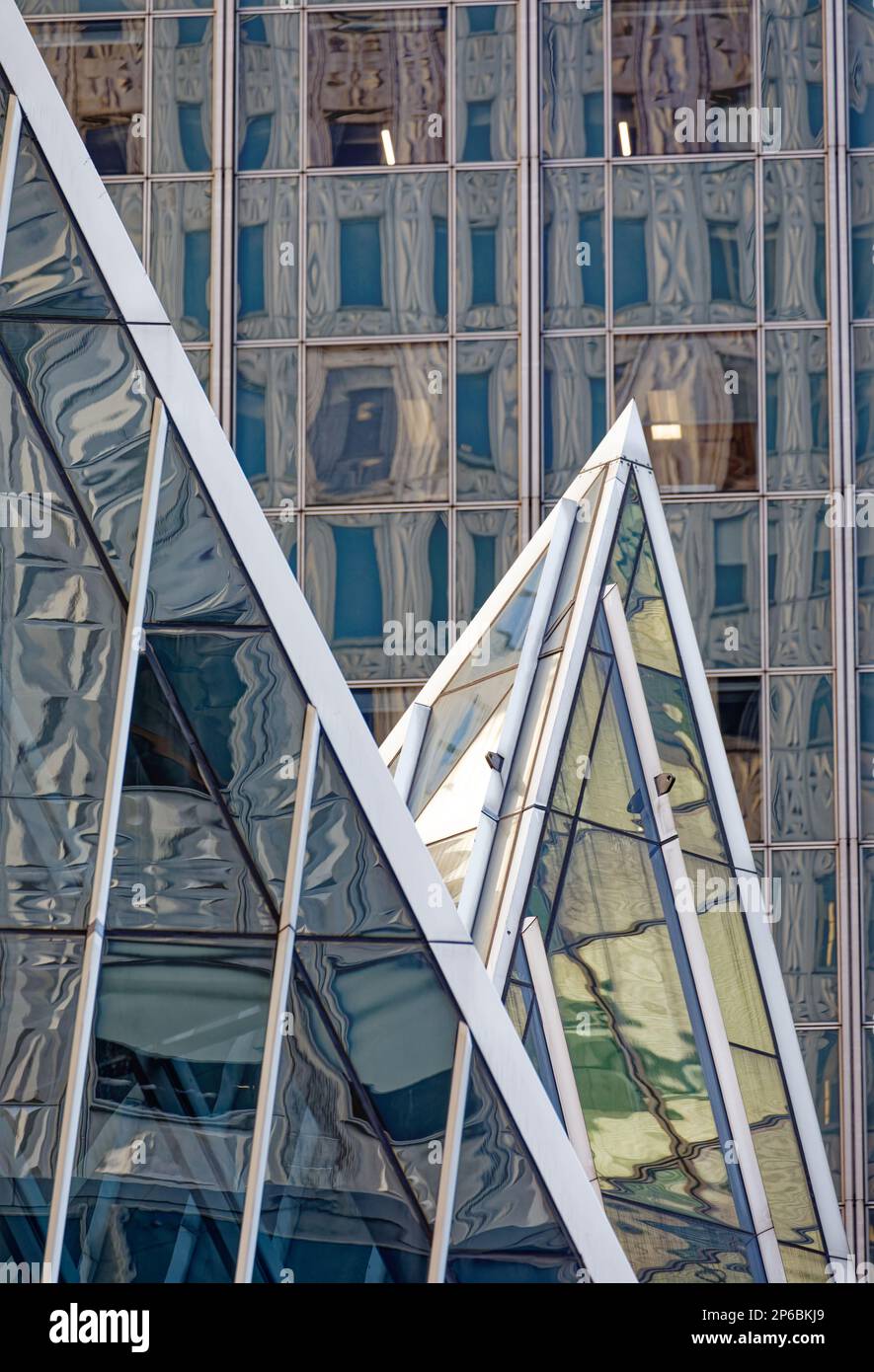 Chrysler Trylons, progettato dal maestro postmoderno Philip Johnson, è notevole per le sue piramidi di vetro con cornice in acciaio, mostrate qui contro la 666 Third Avenue. Foto Stock