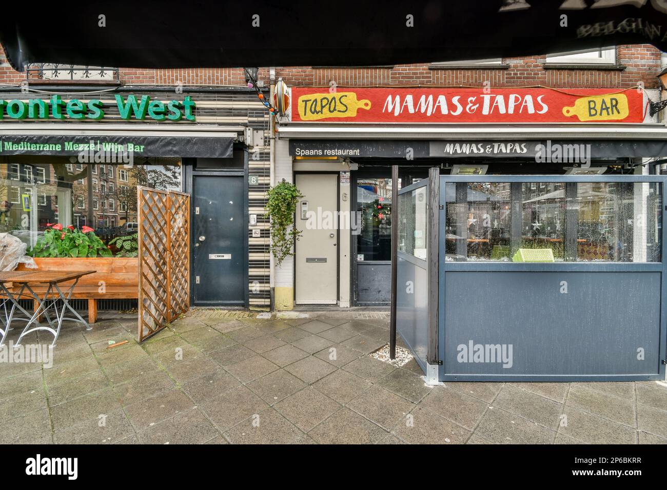 Amsterdam, Paesi Bassi - 10 aprile 2021: L'esterno di un ristorante che è stato chiuso da allora, ma è ancora in uso come caffetteria Foto Stock