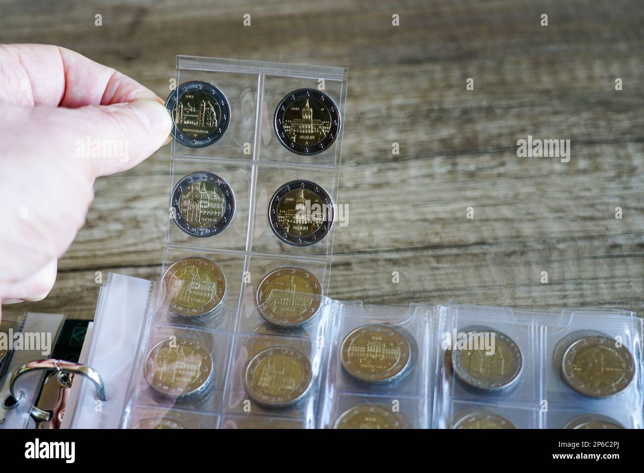 Pagina dell'album in blister trasparente con collezione monete da 2 euro  commemorative, collezione numismatica Foto stock - Alamy