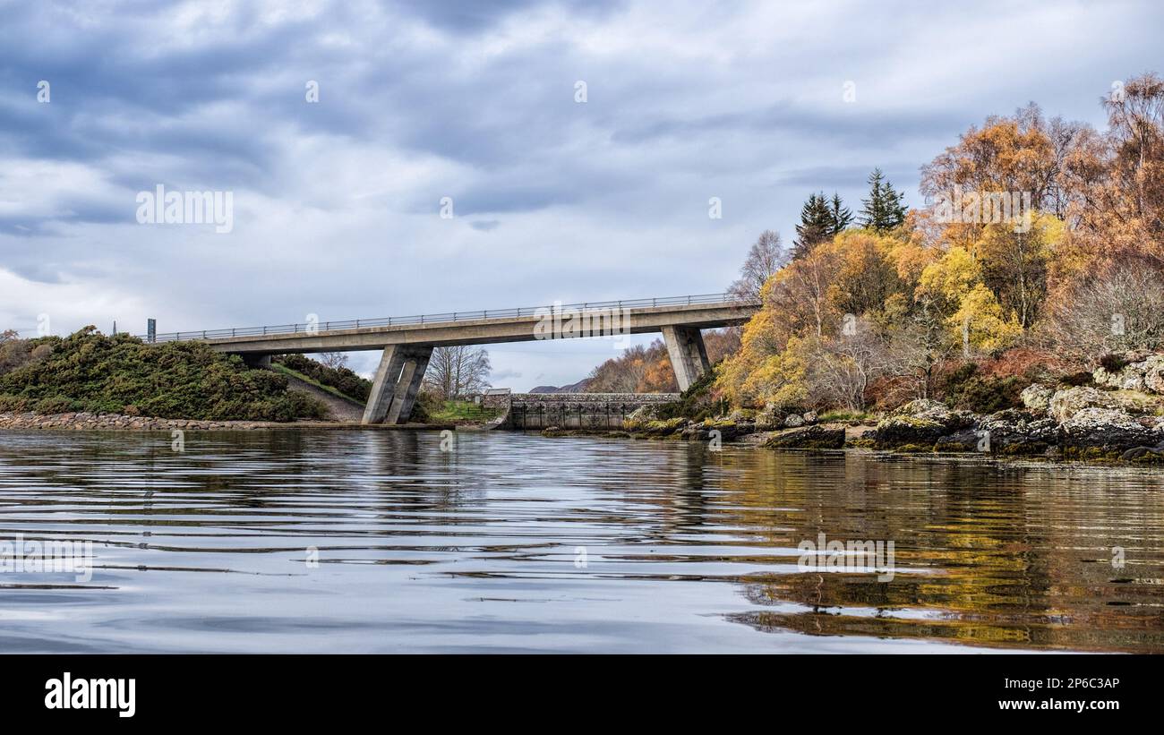 Il ponte stradale A9 sopra la flotta di Loch al Mound Foto Stock