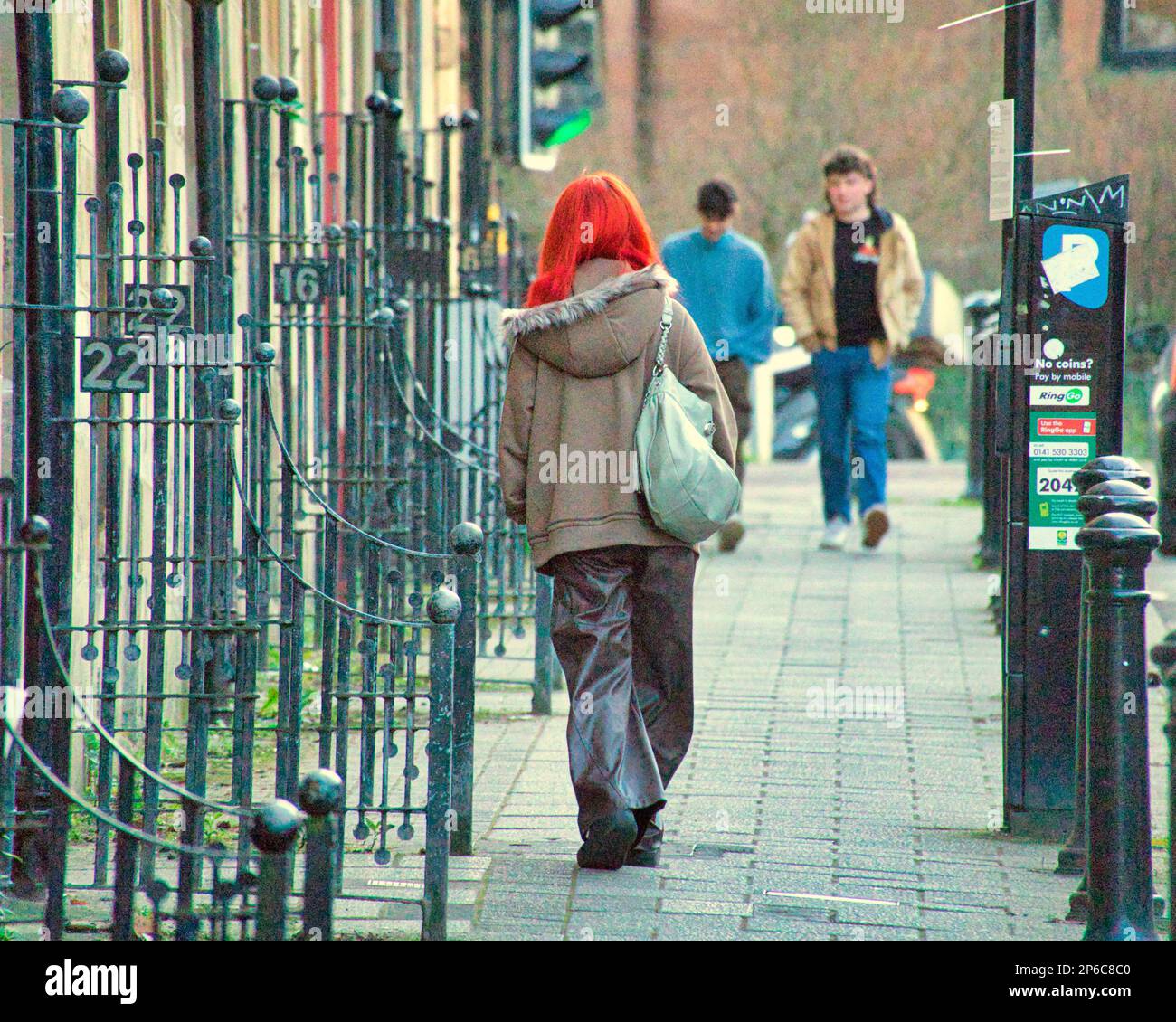 Glasgow, Scozia, Regno Unito 7th marzo 2023. UK Weather: ISUNNY start ha visto locali più felici come le strade riempiti nel tempo primaverile prima del ritorno previsto dell'inverno di nuovo. Credit Gerard Ferry/Alamy Live News Foto Stock