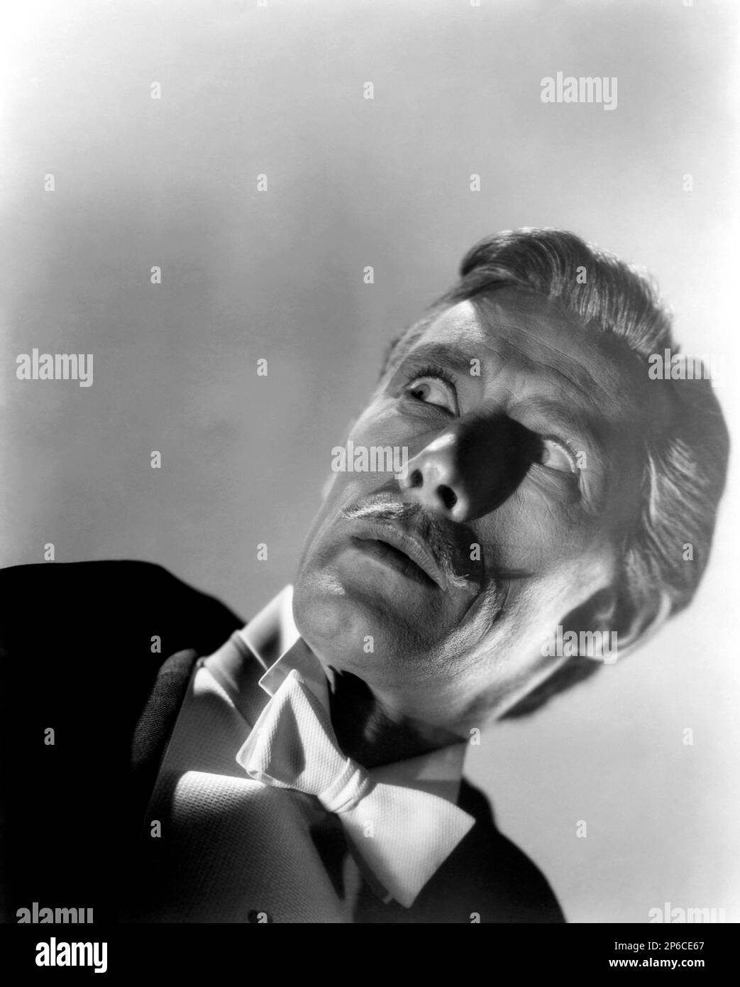 1944, USA : l'attore John CARRADINE ( 1906 - 1988 ), publicity still for the movie ' House of Frankenstein ' ( al di là del mistero ) di Erle C. Kenton , da una storia di Curt Siodmak . - FILM - CINEMA MUTO - FILM MUTO - RITRATTO - ritratto - triller - horror - baffi - baffi - cravatta - papillon - fumo - pubblicity still --- Archivio GBB Foto Stock