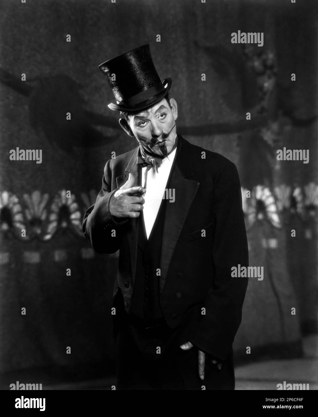 1928 , USA : il film attore LON CHANEY Senior ( 1883 - 1930 ) a WEST OF ZANZIBAR ( 1928 - la serpe di Zanzibar ) di Tod Browning , da una storia di Elliott J. Clawson . - CINEMA MUTO - FILM MUTO - cappello - cappello a cilindro - triller - horror - baffi - baffi - barba - barba - cravatta - papillon - fumo - frack ---- Archivio GBB Foto Stock