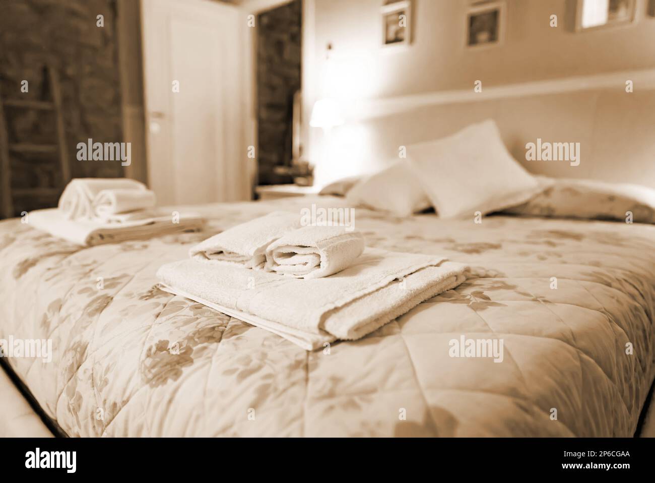Asciugamani bianchi in camera da letto. Concetto di pulizia delle camere. Foto Stock