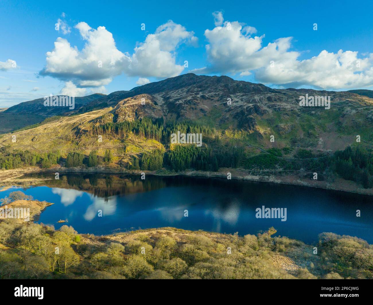 Scozia, Dumfries & Galloway, Galloway Forest Park. Fotografia aerea di Loch Trool, una popolare attrazione turistica situata a Glen Trool Foto Stock