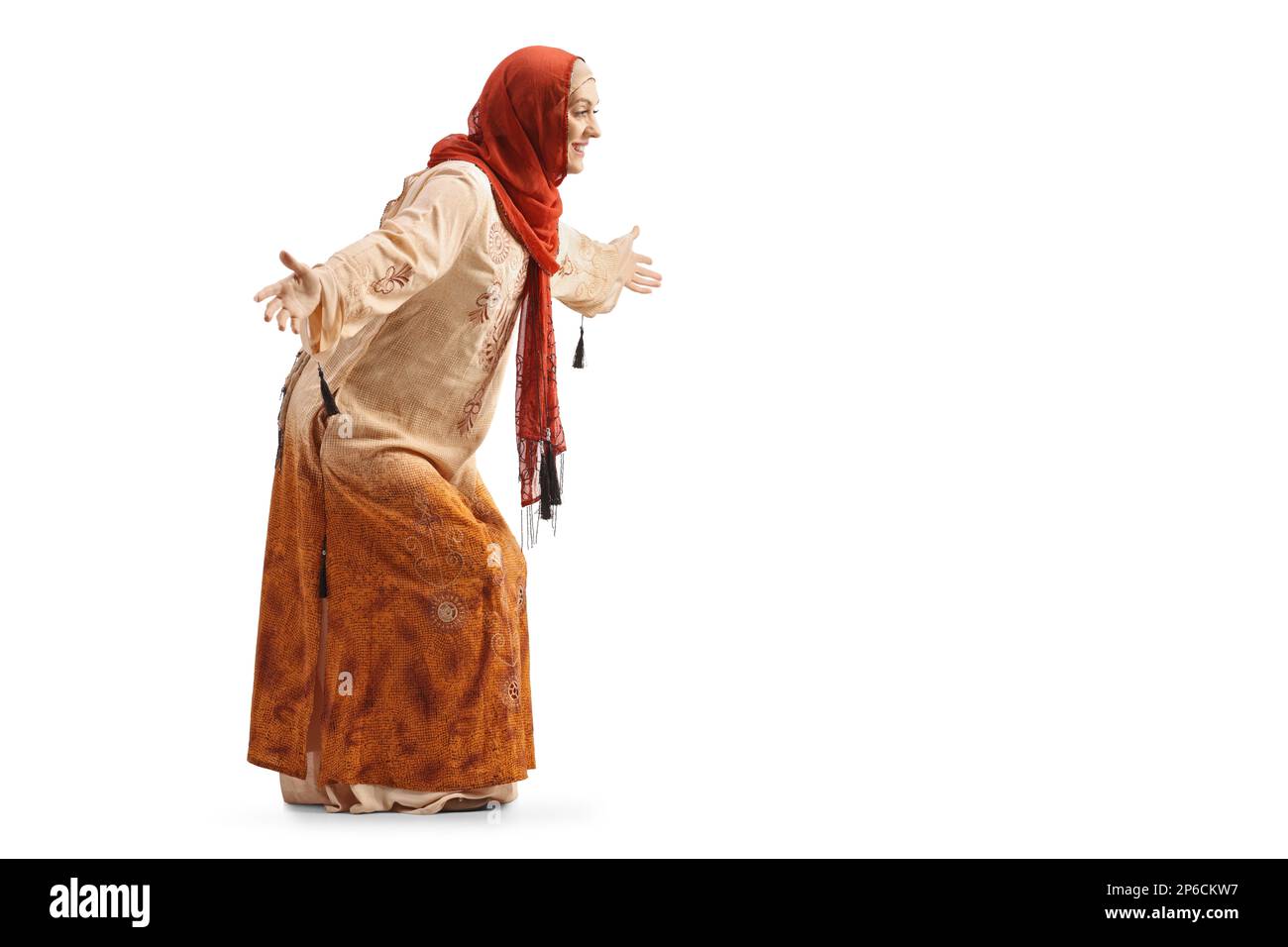 Donna musulmana in abiti etnici in attesa con le braccia spalancate isolate su sfondo bianco Foto Stock