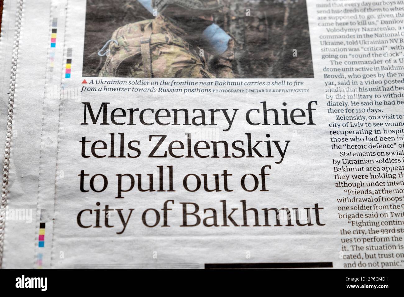 'Capo mercenario dice a Zelenskiy di uscire da Bakhmut' Guardian giornale Russia Ucraina guerra articolo taglio taglio 4 marzo 2023 Londra UK Foto Stock