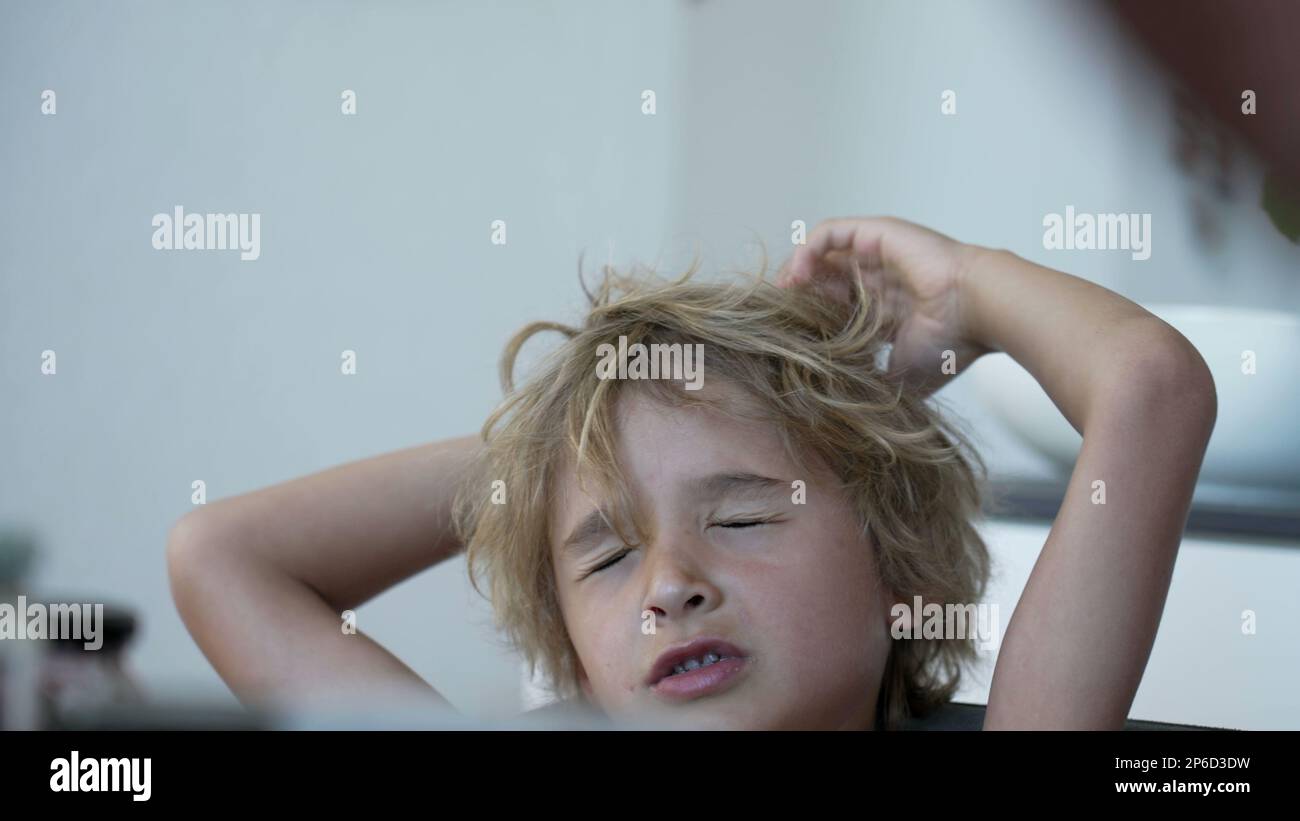 Bambino che reagisce all'errore con OH SENZA espressione. Gli occhi del capretto chiusi non gradisca errore. Ragazzo dispiaciuto Foto Stock