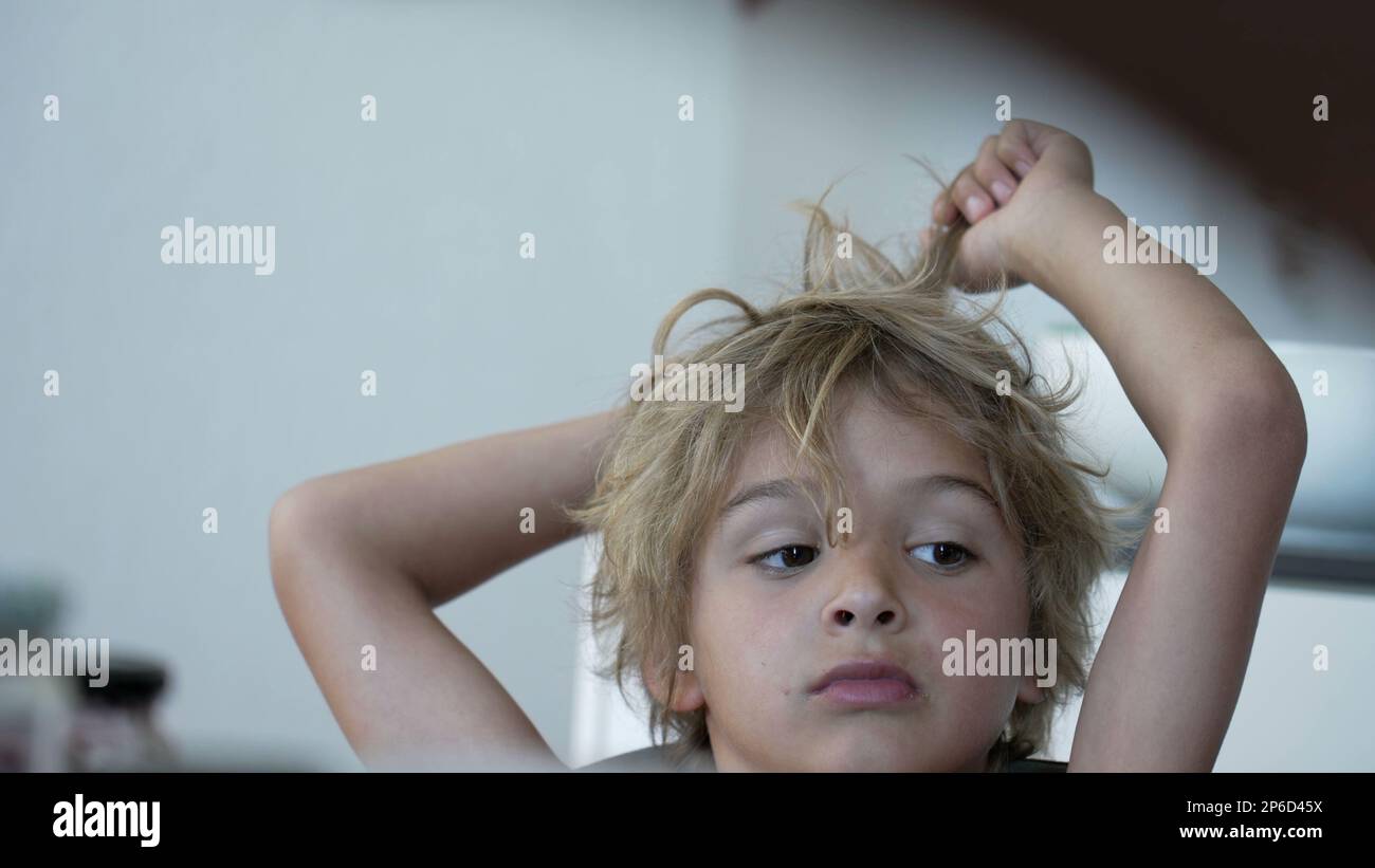 Bambino che reagisce all'errore con OH SENZA espressione. Gli occhi del capretto chiusi non gradisca errore. Ragazzo dispiaciuto Foto Stock