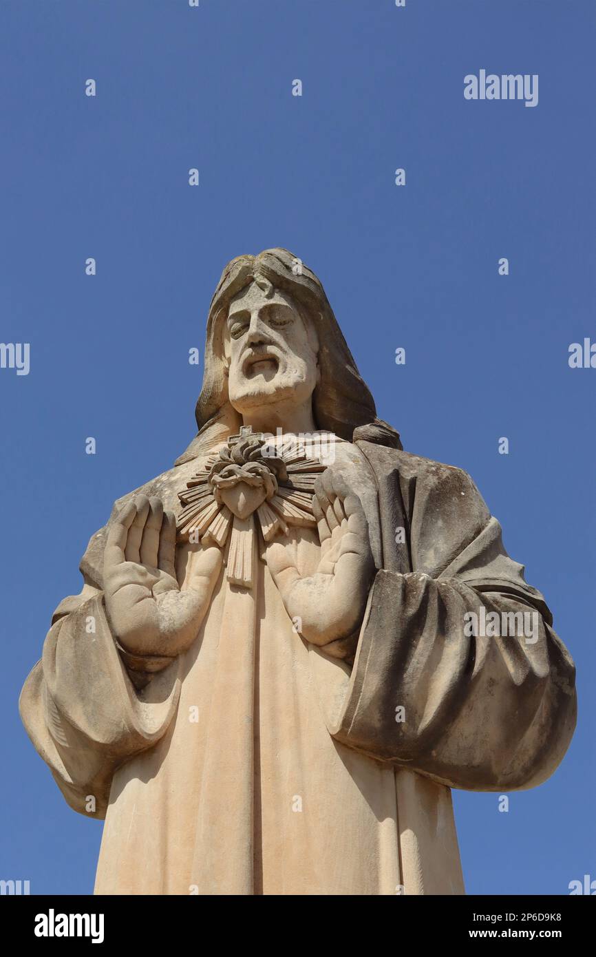 Il sole mediterraneo esalta il dettaglio della statua scolpita di Cristo nel Giardino di Cristo Redentore, Xaghra, Gozo, Malta, giugno 2022. Foto Stock