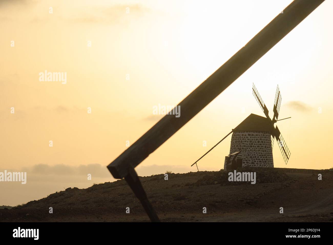 Tramonto ai mulini a vento di la Oliva a Fuerteventura Foto Stock
