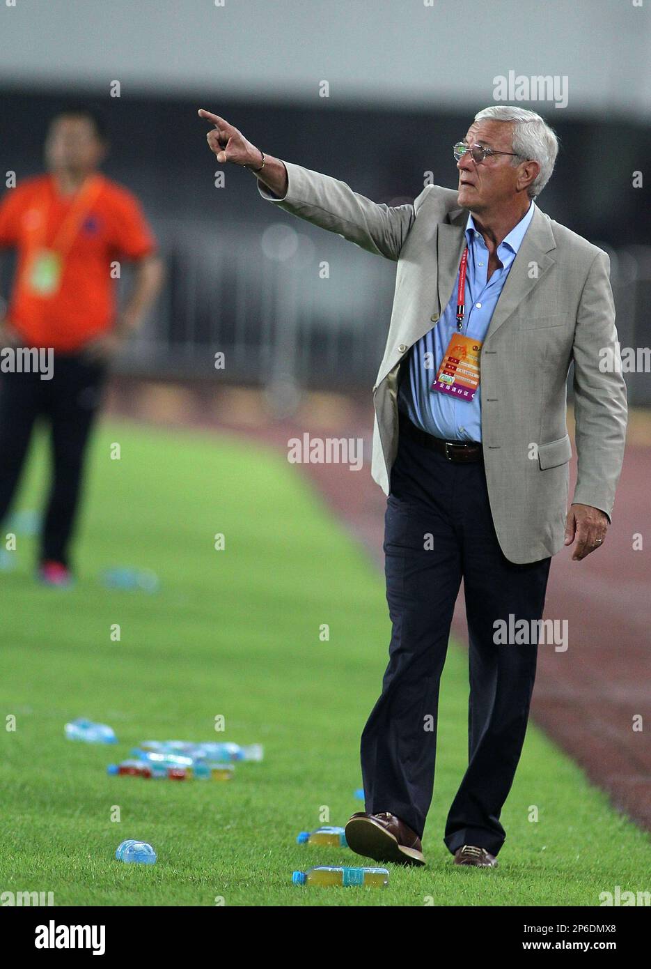 Guangzhou Evergrande coach Marcello Lippi reacts during a Chinese Super League soccer match against Qingdao Jonoon in Guangzhou in south China's Guangdong province on Sunday, May 20, 2012. Italian coach Marcello Lippi won his first Chinese Super League match as Guangzhou Evergrande defeated Qingdao Jonoon 1-0.(Photo By Fang Yingzhong/Color China Photo/AP Images) Foto Stock