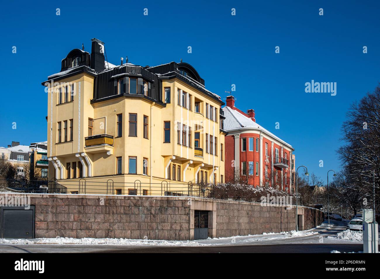 Edifici residenziali contro il cielo azzurro in una giornata invernale soleggiata nel quartiere Eira di Helsinki, Finlandia Foto Stock