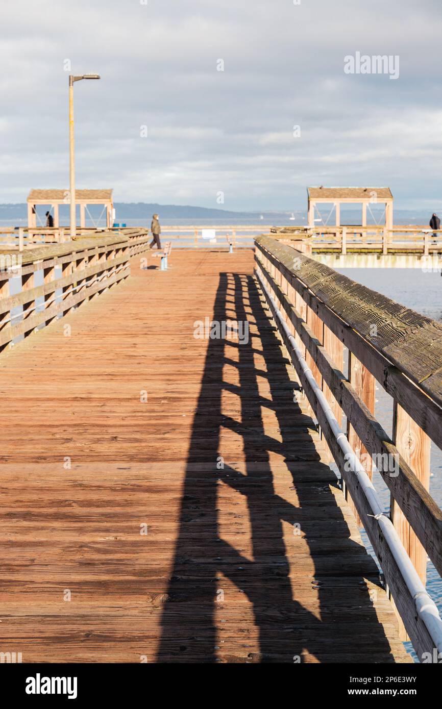 Wood Dock a Puget Sound il giorno del sole nel Pacifico nord-occidentale Foto Stock