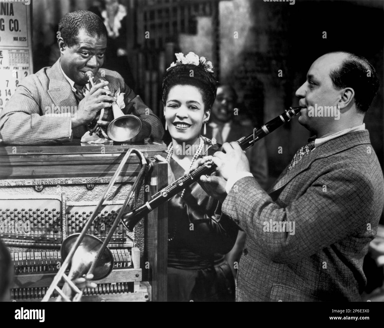 1947 , USA : LOUIS Satchmo ARMSTRONG ( 1901 - 1971 ) cantante jazz e trombettista nel film NEW ORLEANS ( 1947 ) di Arthur Lubin con Billie Holiday ( 1915 - 1959 ) e Barney Bigard ( 1906 - 1980 ) al clarinetto . - JAZZ - MUSICISTA - TROMBA - TROMBETTISTA - cornetta - hornett - FILM - CINEMA - clarinetto ---- Archivio GBB Foto Stock