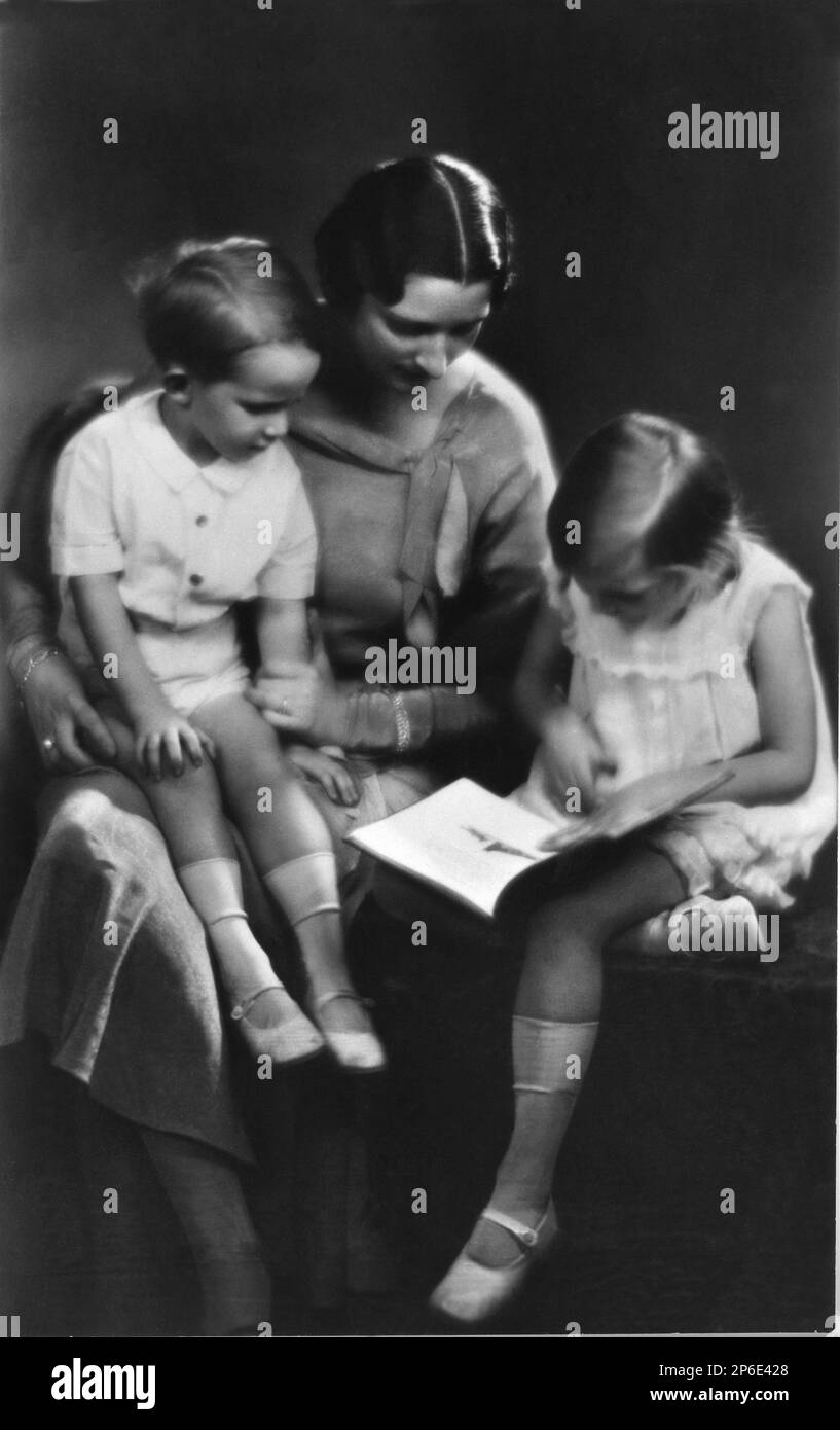 1933, Bruxelles, Belgio: La Regina ASTRID del BELGIO (principessa di Svezia, 1905 - morta in un relitto d'auto nei pressi di Kussnacht, Svizzera, 29 agosto 1935 ), sposata con il re LEOPOLDO III dei belgi SAXE COBURG GOTHA ( 1901-1983 ), Con il futuro re BAUDOUIN ( 1930 - 1993 ) e JOSEPHINE-CHARLOTTE ( 1927 - 2005 ) Granduchesse di LUSSEMBURGO , sposò nel 1953 con il principe Jean di Nassau Principe di Borbone-Parma Granduca di Lussemburgo . - Casa DEL BRABANTE - BRABANTE - BALDOVINO - royalty - nobili - nobiltà - principe reale - BELGIO - ritratto - ritratto - perla - perle - collana - Foto Stock