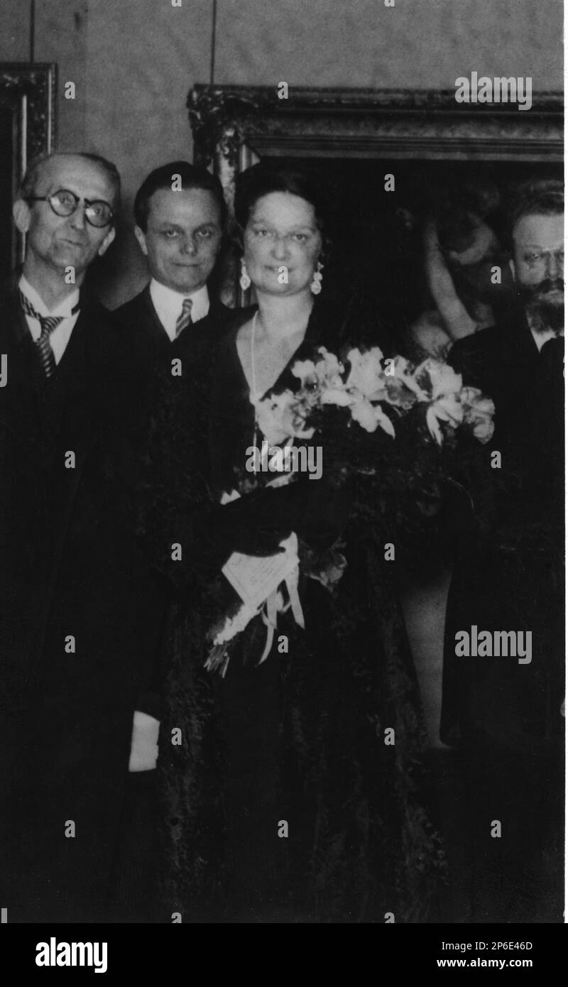 1935, Bruxelles, Belgio: La Regina ASTRID del BELGIO (principessa di Svezia, 1905 - morta in un relitto vicino a Kussnacht, Svizzera, 29 agosto 1935 ), sposò il re LEOPOLDO III dei belgi SAXE COBURG GOTHA ( 1901 - 1983 ). Astrid era madre di due re : il re dei belgi ALBERTO II (nato il 6 giugno 1934) Principe di Liegi , sposato nel 1959 con Paolo Ruffo di Calabria (nato il 11 settembre 1937) e Re ALBERTO II (nato il 6 giugno 1934) Principe di Liegi sposò Paola Ruffo di Calabria nel 1959 - Casa DEL BRABANTE - BRABANTE - ALBERTO - royalty - nobili - nobiltà - principe Foto Stock