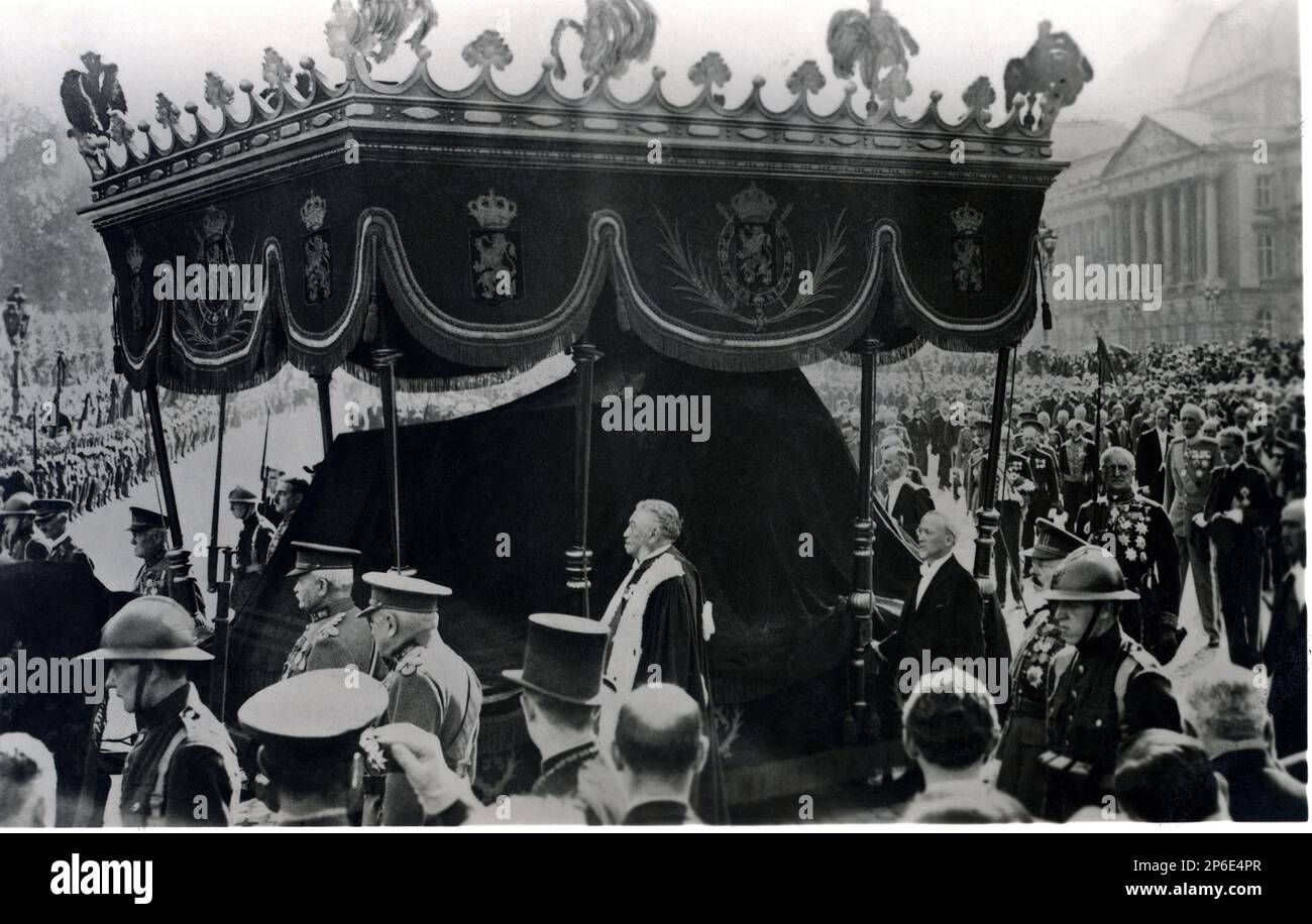 1935 , 3 settembre , Bruxelles , Belgio : I funerali della regina ASTRID DEL BELGIO ( principessa di Svezia , 1905 - morta in un relitto vicino a Kussnacht , Svizzera 29 agosto 1935 ), sposarono il re LEOPOLDO III di Belgiani SAXE COBURG GOTHA ( 1901 - 1983 ). In questa foto ( a destra ) il re Leopoldo III con il padre di Astrid : il principe Carlo di Svezia e Norvegia Oscar Carl Vilhelm, duca di Westrogothia (1861 - 1951), era il terzo figlio del re Oscar II di Svezia e Norvegia . Astrid era la madre di due re: Il re dei belgi ALBERTO II (nato nel 1934) Principe di Foto Stock