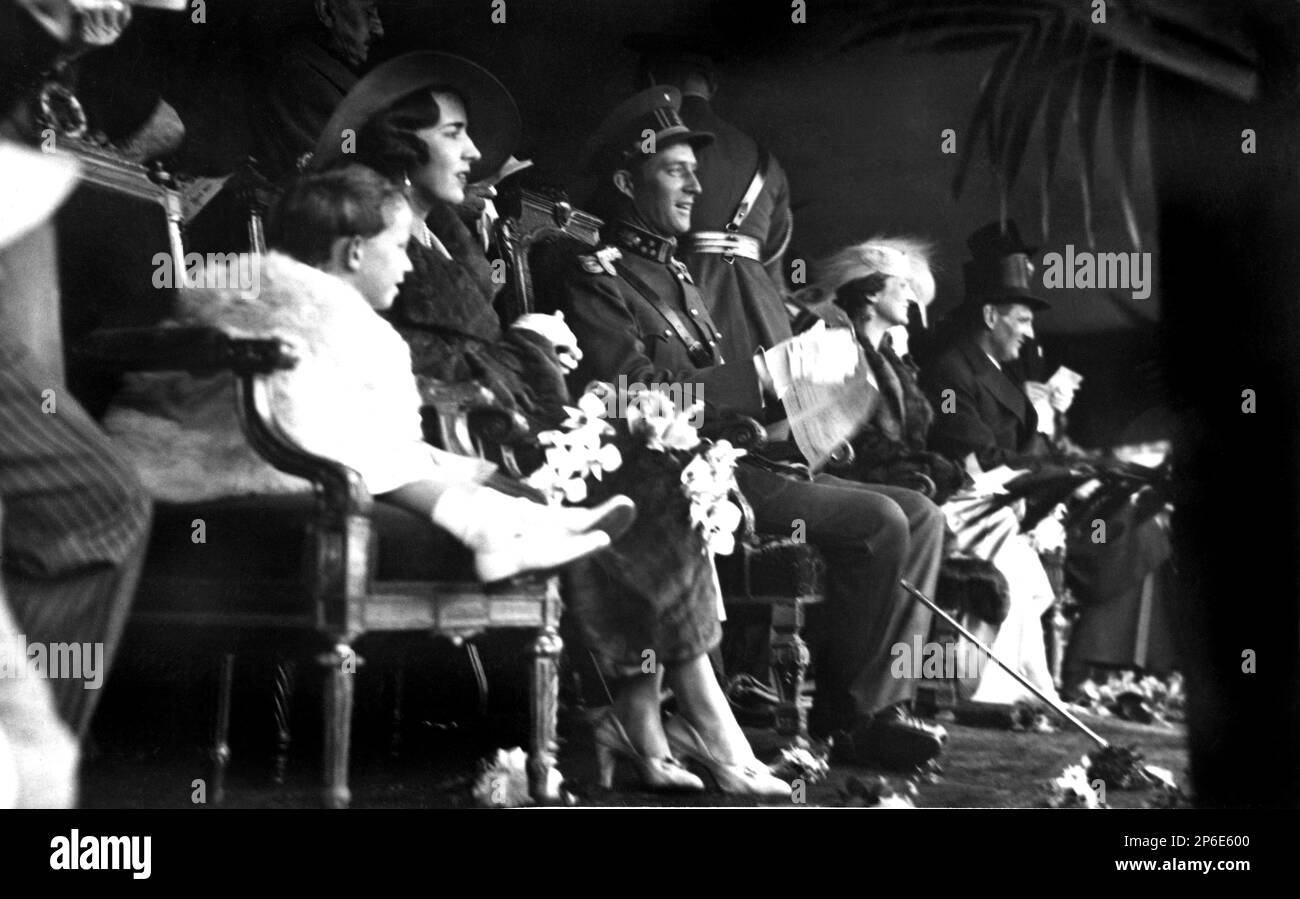 1935 , 16 giugno , Bruxelles , Belgio : (da sinistra a destra in questa foto) il futuro re BAUDOUIN ( 1930 - 1993 , re dal 1951 al 1993, sposò Fabiola de Mora y Aragon nel 1960 ), la principessa INGRID di DANIMARCA ( 1910 - 2000 , principessa di Svezia , cugina della Regina Astrid di Belgiani, successivamente Regina di Danimarca nel 1947 ), il re LEOPOLDO III di Belgiani SAXE COBURG GOTHA ( 1901 - 1983 ) e sua moglie la Regina ASTRID DI BELGIO ( principessa di Svezia , 1905 - morto nel relitto vicino a Kussnacht , Svizzera 29 agosto 1935 ) e al Principe FEDERICO (in seguito Re Federico IX, 1899 – 197 Foto Stock