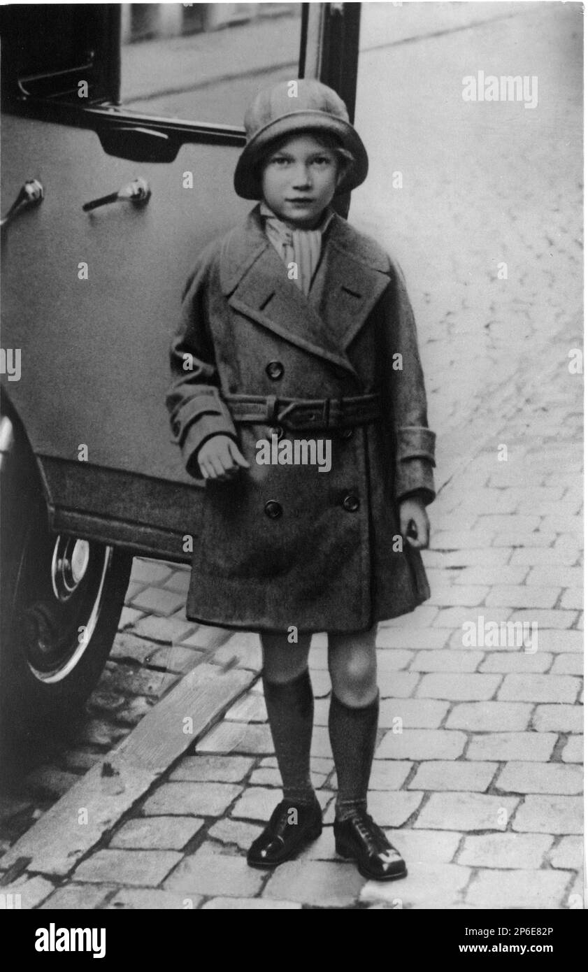 1935 febbraio, Bruxelles, Belgio: La principessa JOSEPHINE-CHARLOTTE (1927 - 2005) Granduchesse di LUSSEMBURGO , sposò nel 1953 il Principe Jean di Nassau Principe di Borbone-Parma Granduca di Lussemburgo . Pastore della Regina ASTRID DEL BELGIO ( principessa di Svezia , 1905 - morto in un relitto vicino a Kussnacht , Svizzera 29 agosto 1935 ), sposò il re LEOPOLDO III di Belgiani SAXE COBURG GOTHA ( 1901 - 1983 ) - Casa DEL BRABANTE - BRABANTE - BALDOVINO - Josephine Charlotte - royalty - nobili - nobiltà - principessa reale - BELGIO - ritratto - ritratto - bambina - bambino - bambino Foto Stock